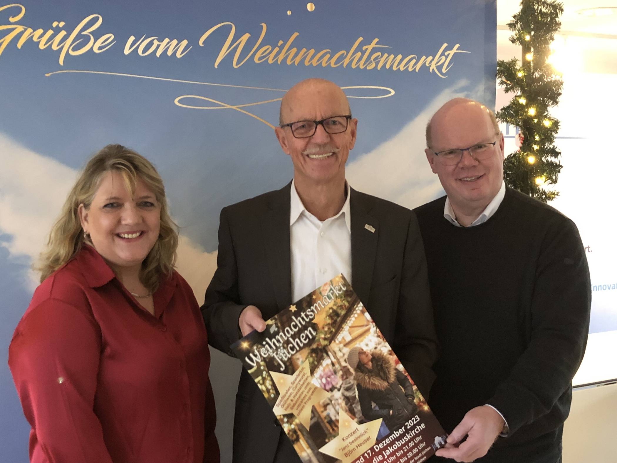  Ursula Schmitz, Bürgermeister Harald Zillikens und Pfarrer Ulrich Clancett freuen sich schon jetzt auf den erweiterten und aufgepeppten Weihnachtsmarkt. 