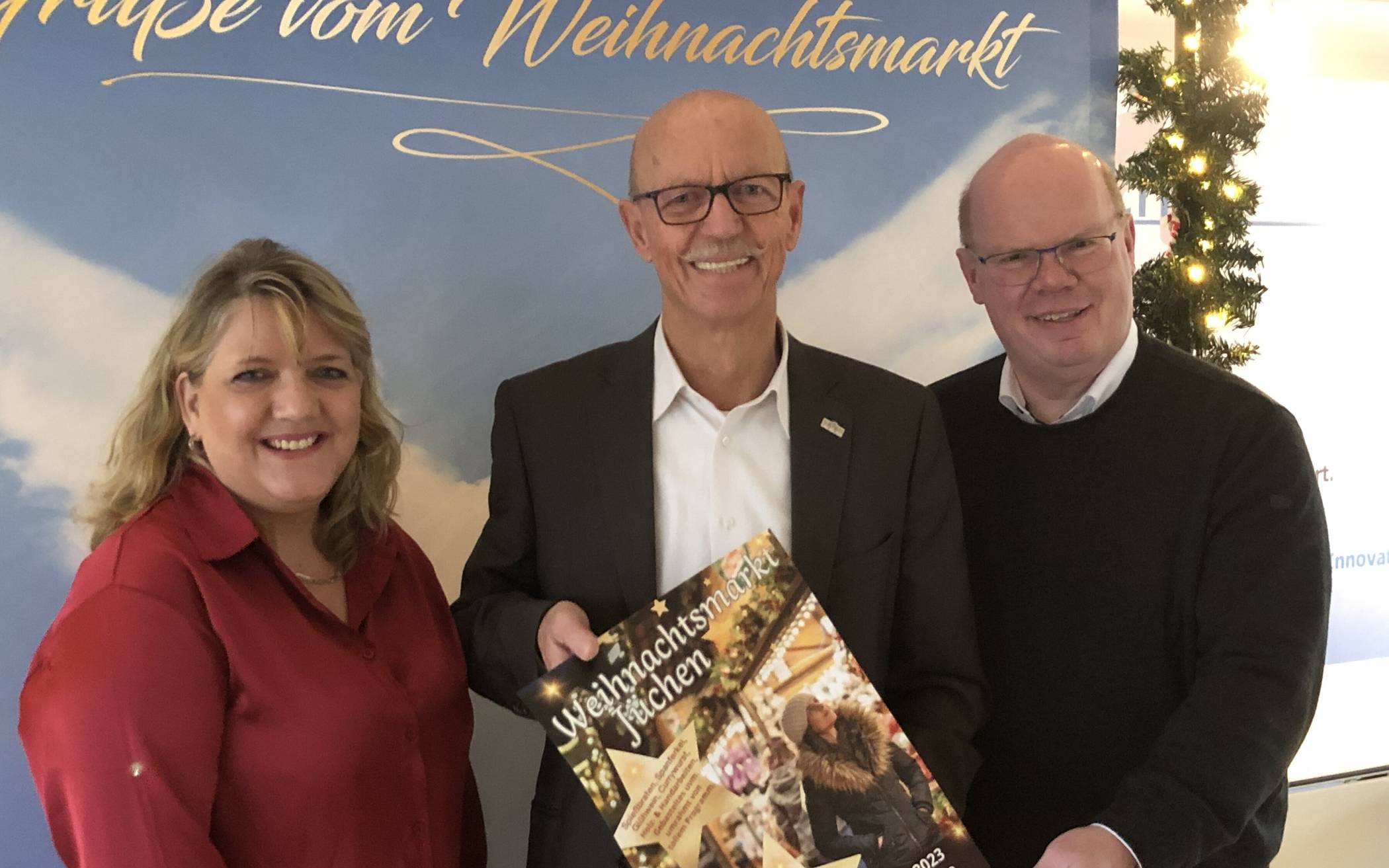  Ursula Schmitz, Bürgermeister Harald Zillikens und Pfarrer Ulrich Clancett freuen sich schon jetzt auf den erweiterten und aufgepeppten Weihnachtsmarkt. 