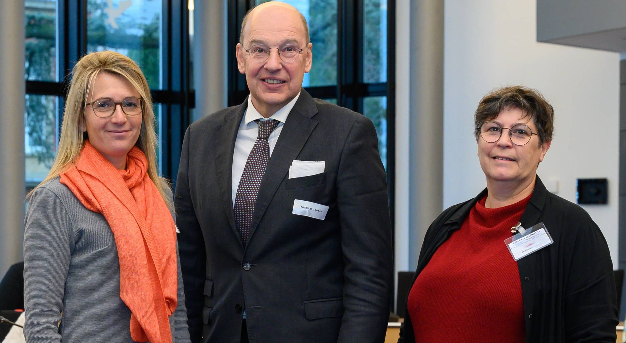 Sabine Raecher (Gleichstellungsbeauftragte des Rhein-Kreises), Kreis-Dezernent Tillmann Lonnes und Ursula Habrich von der Frauenberatungsstelle "Frauen helfen Frauen".
