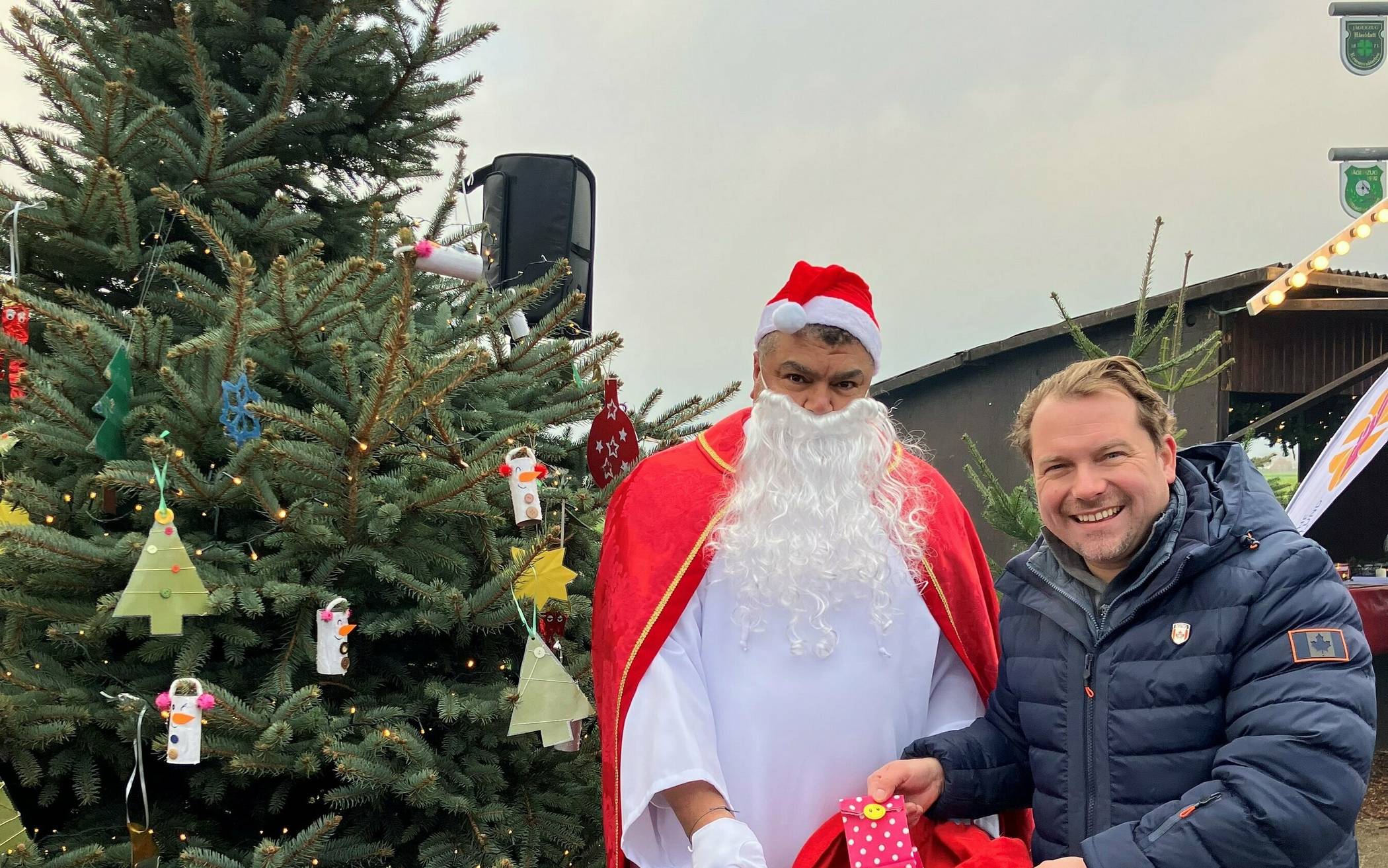 Der Nikolaus kommt an beiden Tagen. Er wird in Rommerskirchen nicht vom „swatten Piet“ (der wäre ja auch nicht mehr „woke“), sondern vom „roten Martin“ begleitet.