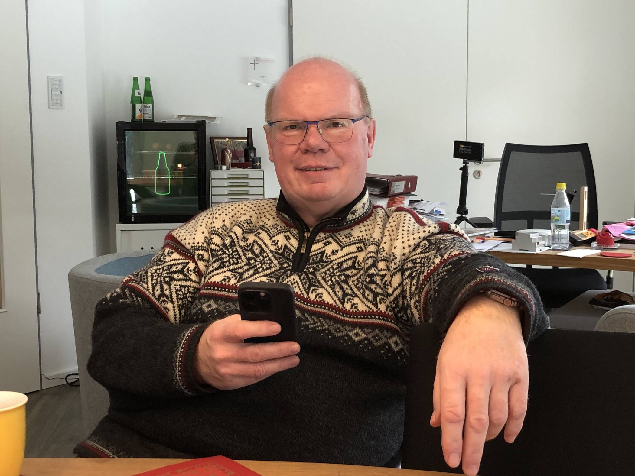  Moderne Technik in alten Gemäuern: Pfarrer Ulrich Clancett (links) fasziniert, dass er (fast) alle Elektrik in „St. Jakobus“ von seinem Handy aus steuern kann (Beim Interview ließ er zum Beweis die kleine „Katharina“ läuten).  