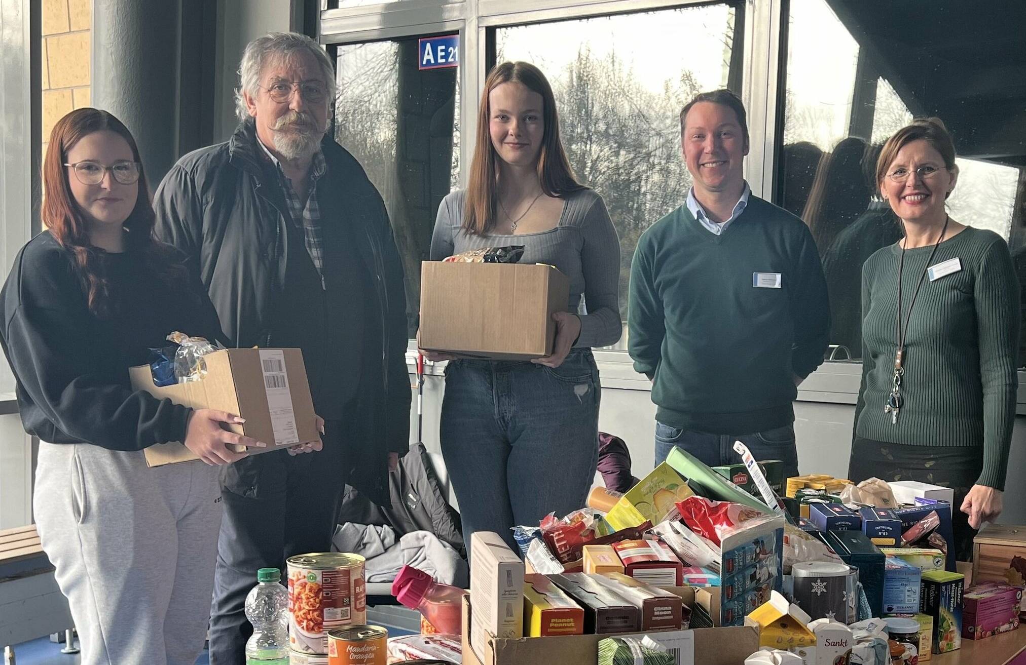  Beim Tag der offenen Tür an der Gesamtschule Jüchen konnten zahlreiche Spenden an Wolfgang Norf, Geschäftsführer der örtlichen Tafel, übergeben werden.  