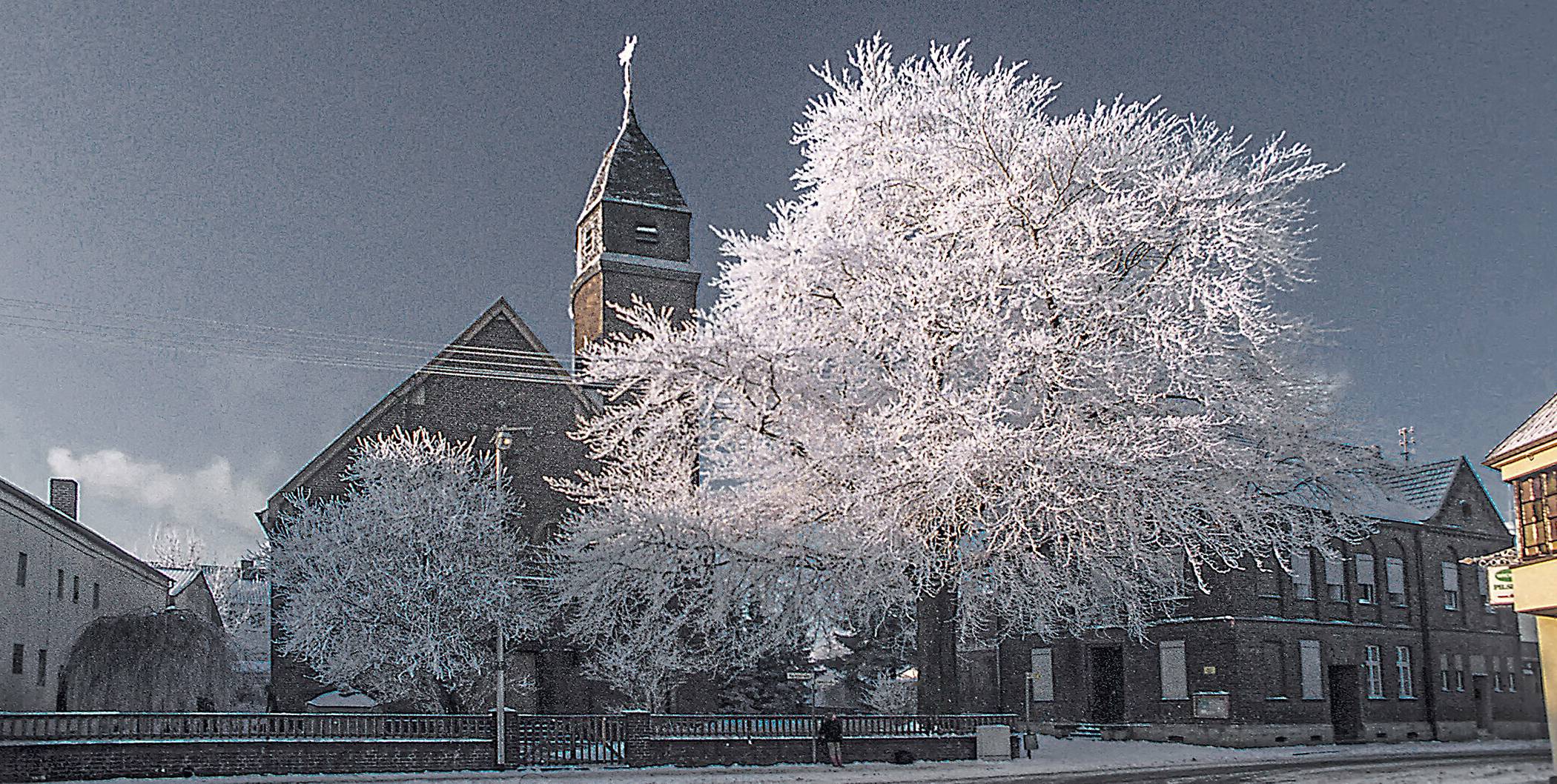 Die evangelische Kirche an der Marktstraße 1982 in Otzenrath.  