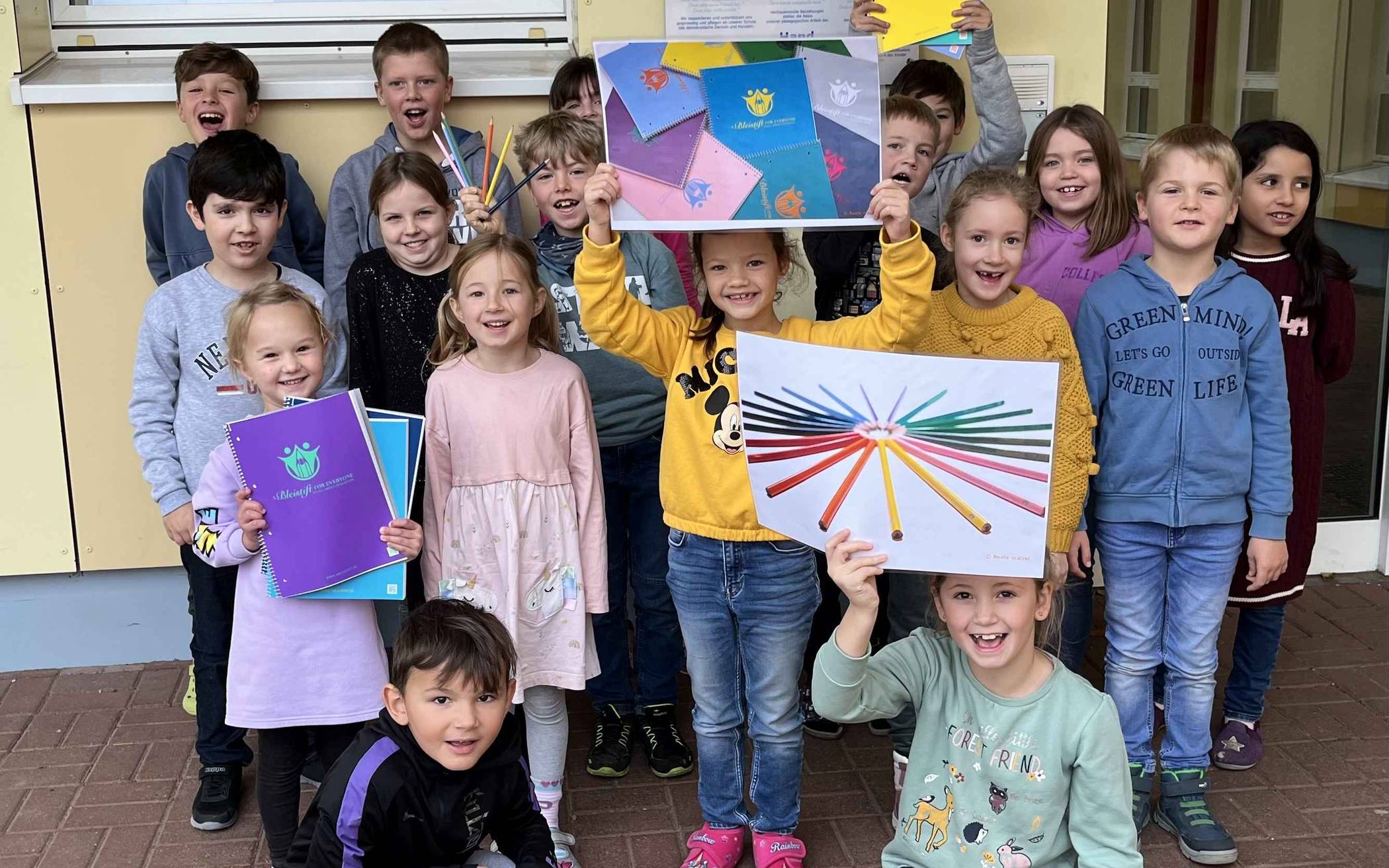  Die Schüler der GGS Jüchen sind stolz, das Projekt „A Bleistift for everyone“ zu unterstützen.  