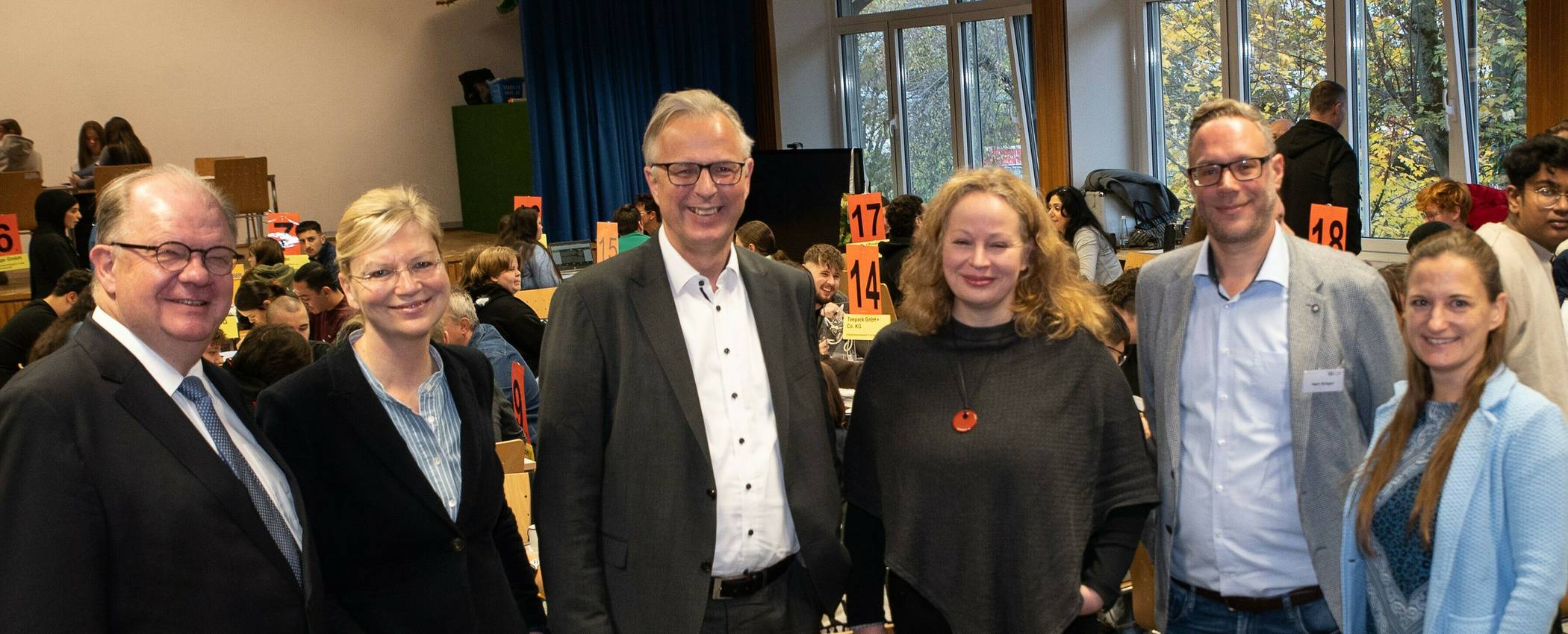  Sie machten sich vor Ort ein Bild vom erfolgreichen Ablauf der „Berufsparcours“ (v.on links): Kreistags-Abgeordneter Johann-Andreas Werhahn, Claudia Trampen (Leitung Kommunale Koordinierung), Kreisdirektor Dirk Brügge, Simone Außel (Schulleiterin BBZ), Stefan Kröger (Koordinator für Berufliche Orientierung am BBZ) und Tanja Mietzner (Kommunale Koordinierung). 
