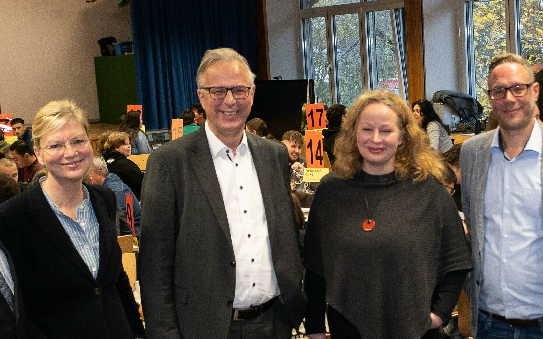  Sie machten sich vor Ort ein Bild vom erfolgreichen Ablauf der „Berufsparcours“ (v.on links): Kreistags-Abgeordneter Johann-Andreas Werhahn, Claudia Trampen (Leitung Kommunale Koordinierung), Kreisdirektor Dirk Brügge, Simone Außel (Schulleiterin BBZ), Stefan Kröger (Koordinator für Berufliche Orientierung am BBZ) und Tanja Mietzner (Kommunale Koordinierung). 