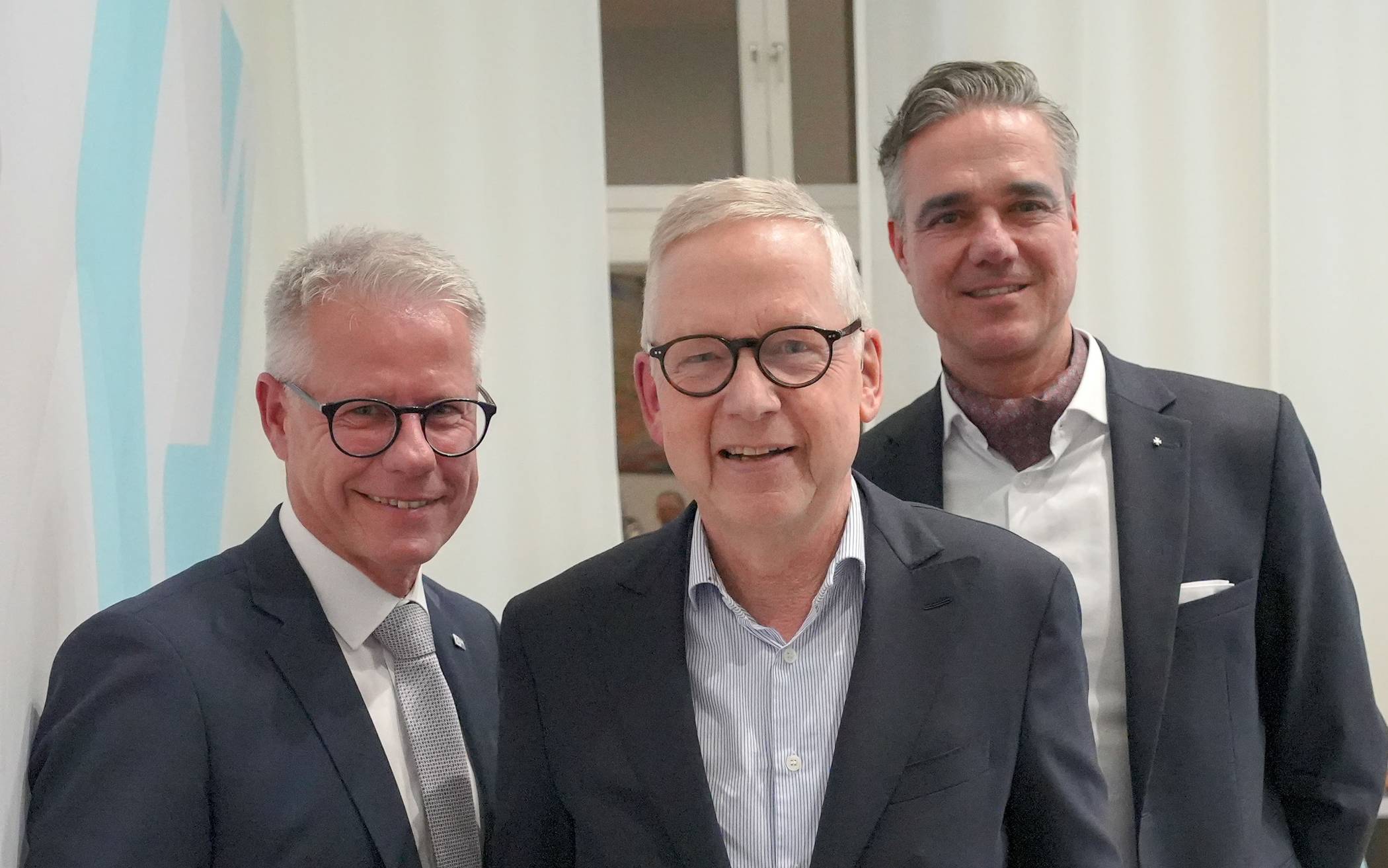 IHK-Präsident Elmar te Neues (rechts) und IHK-Hauptgeschäftsführer Jürgen Steinmetz (l.inks) begrüßten Lutz Goebel, Vorsitzender des Nationalen Normenkontrollrats.