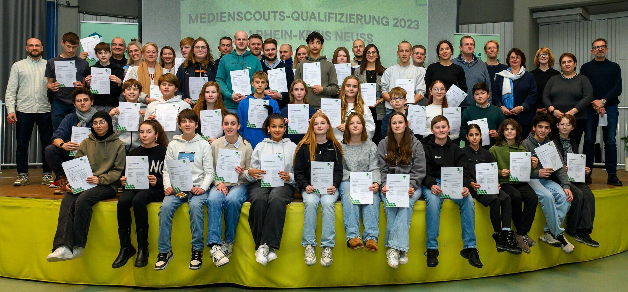 Erfolgreiche Medienscouts: Jugendliche und Lehrkräfte aus neun weiterführenden Schulen im Rhein-Kreis bekamen in Grevenbroich ihre Zertifikate überreicht.