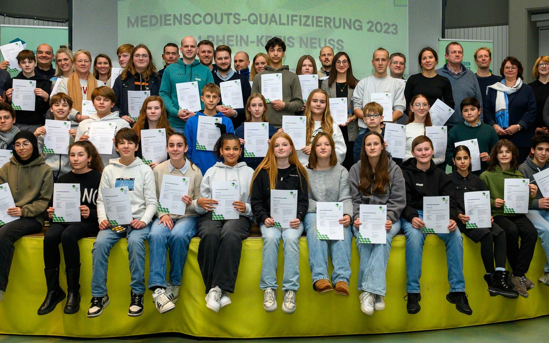 Erfolgreiche Medienscouts: Jugendliche und Lehrkräfte aus neun weiterführenden Schulen im Rhein-Kreis bekamen in Grevenbroich ihre Zertifikate überreicht.