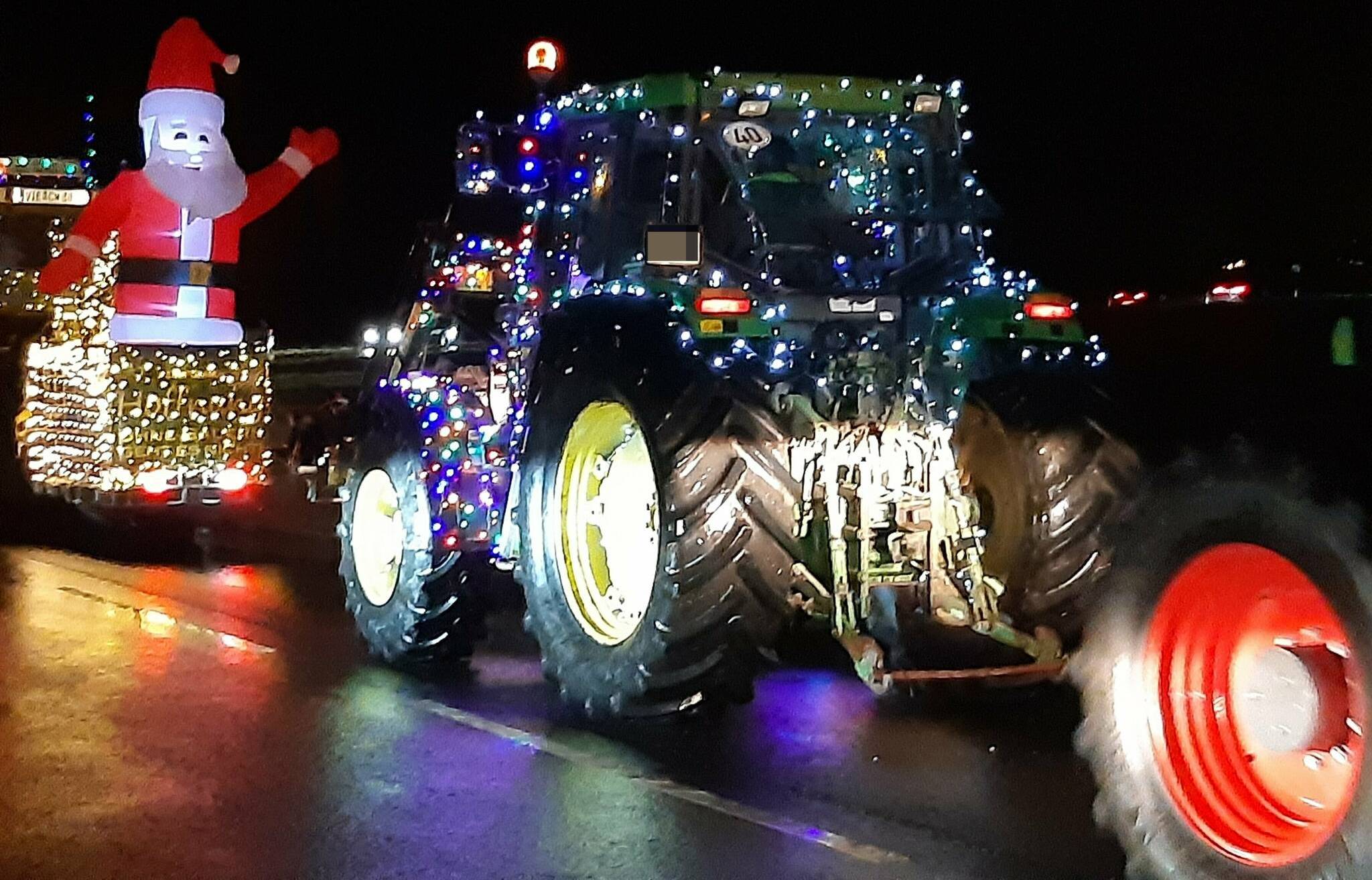 Landwirte setzen Zeichen mit Traktor-Lichterfahrt in Jüchen