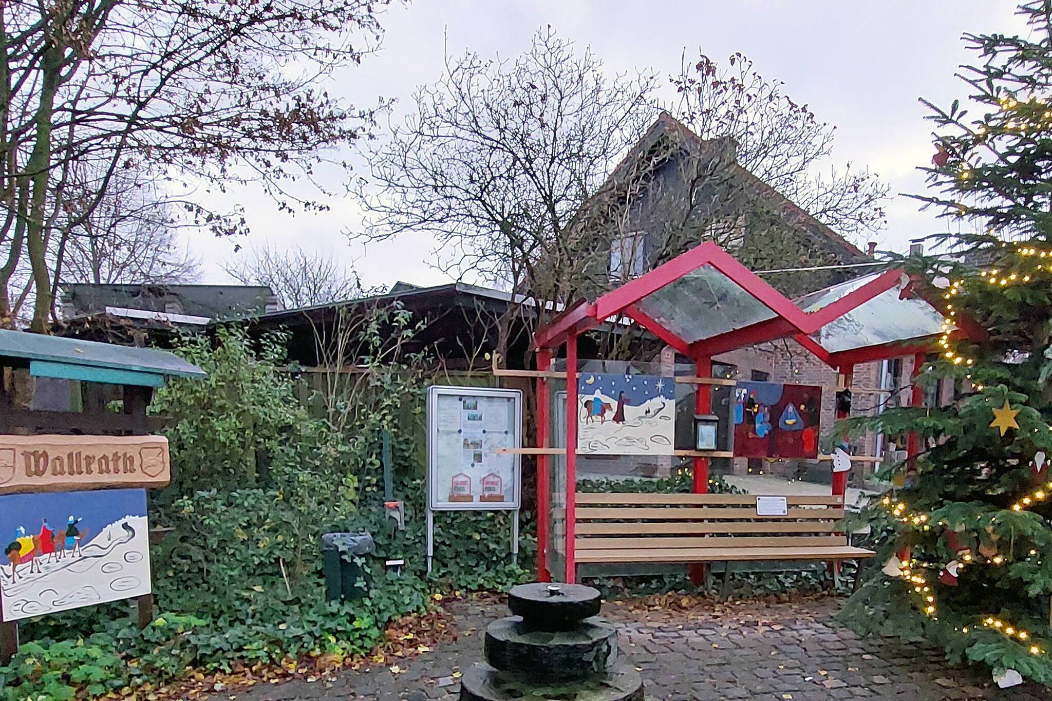 Drei Tafeln sind auf dem Dorfplatz zu finden.