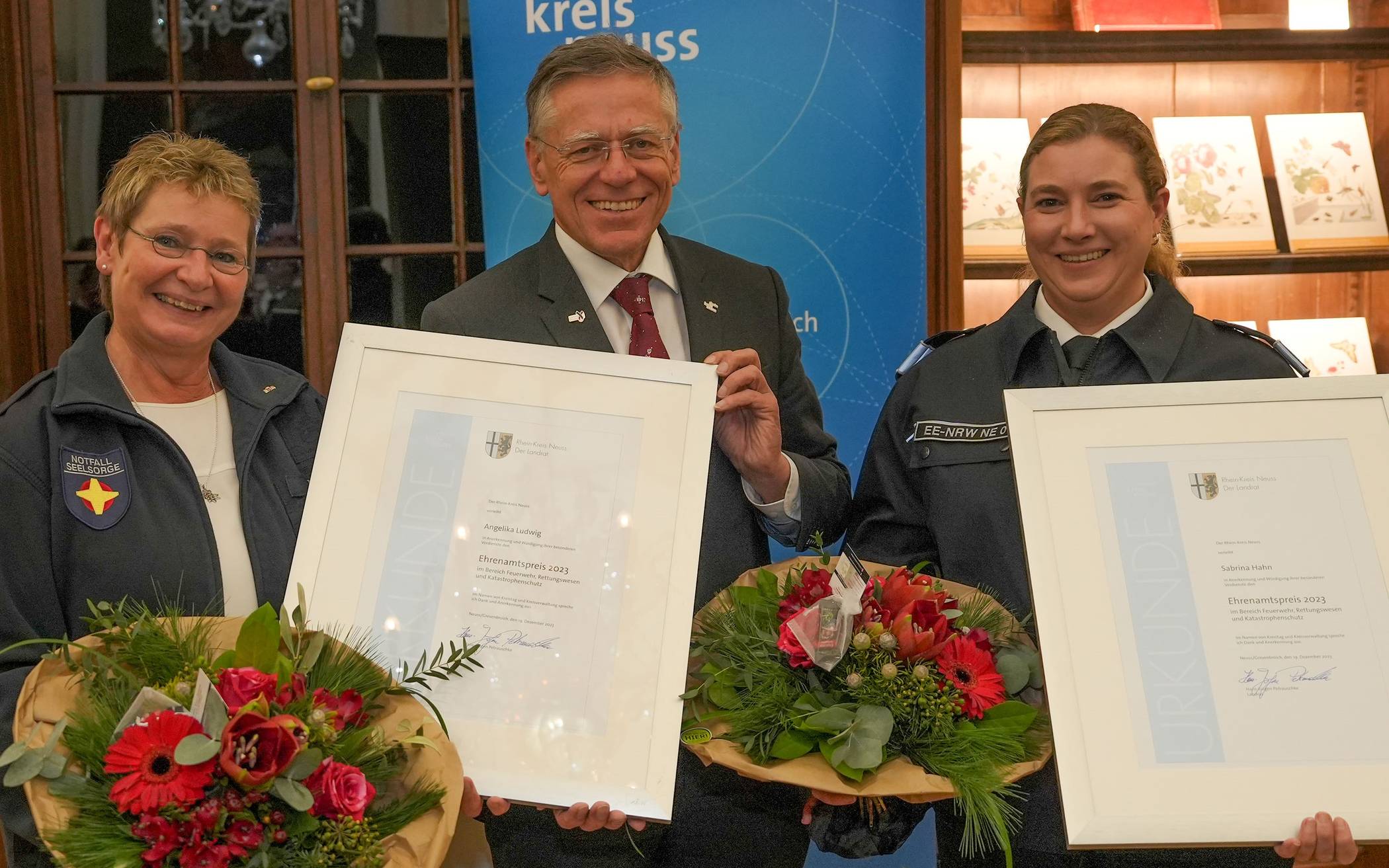  Ehrenamtspreis des Kreises im Bereich Bevölkerungsschutz auf Schloss Dyck übergeben (von links): Pfarrerin Angelika Ludwig, Landrat Hans-Jürgen Petrauschke und Sabrina Hahn. 