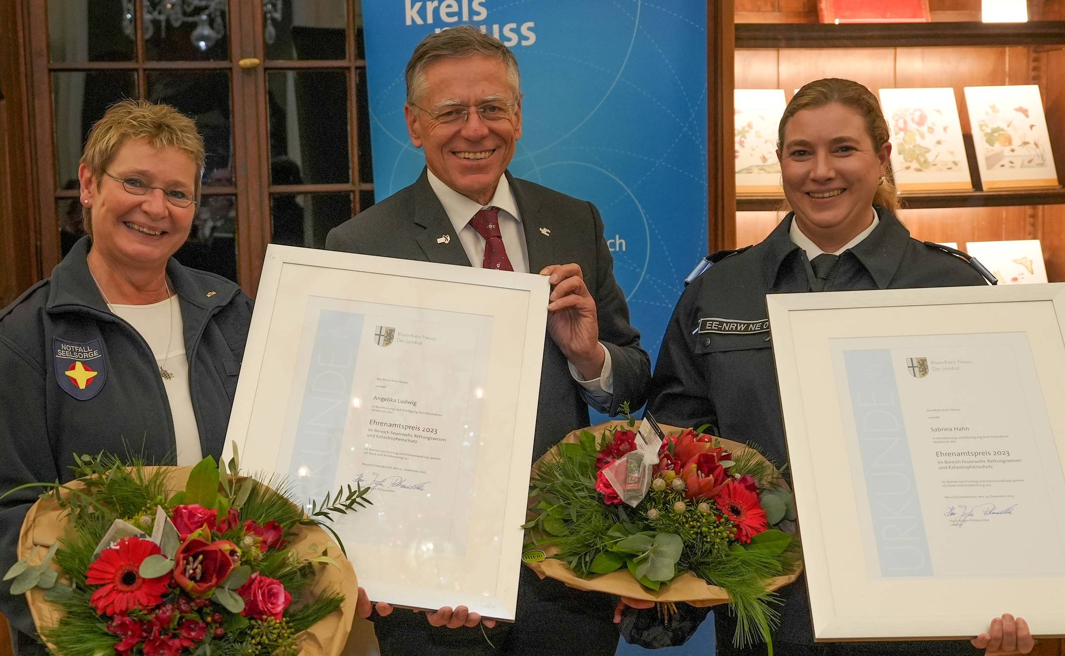  Ehrenamtspreis des Kreises im Bereich Bevölkerungsschutz auf Schloss Dyck übergeben (von links): Pfarrerin Angelika Ludwig, Landrat Hans-Jürgen Petrauschke und Sabrina Hahn. 