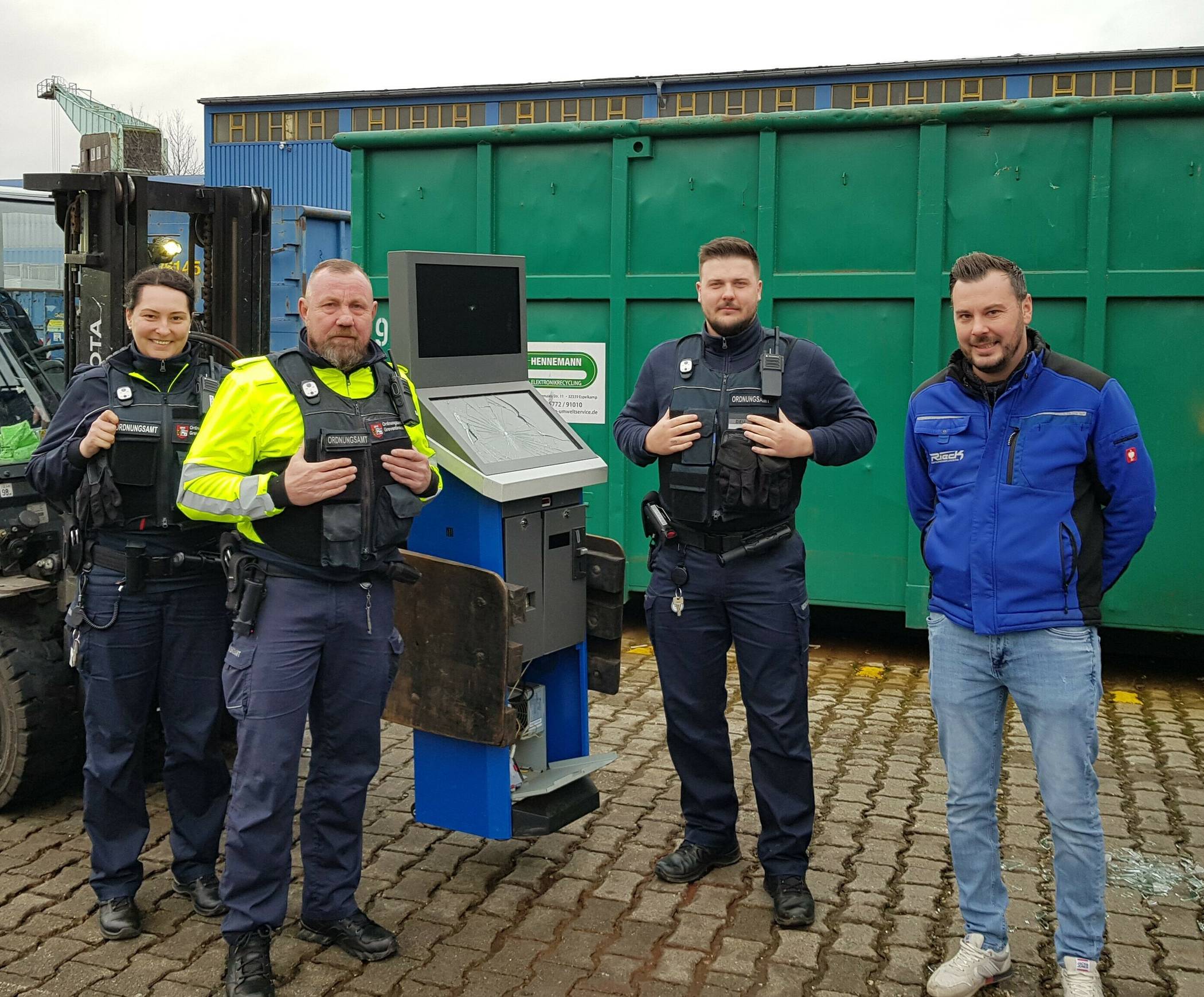  Mitarbeiter des Ordnungs- und Servicedienstes bei der Entsorgung illegaler Glücksspielautomaten. 