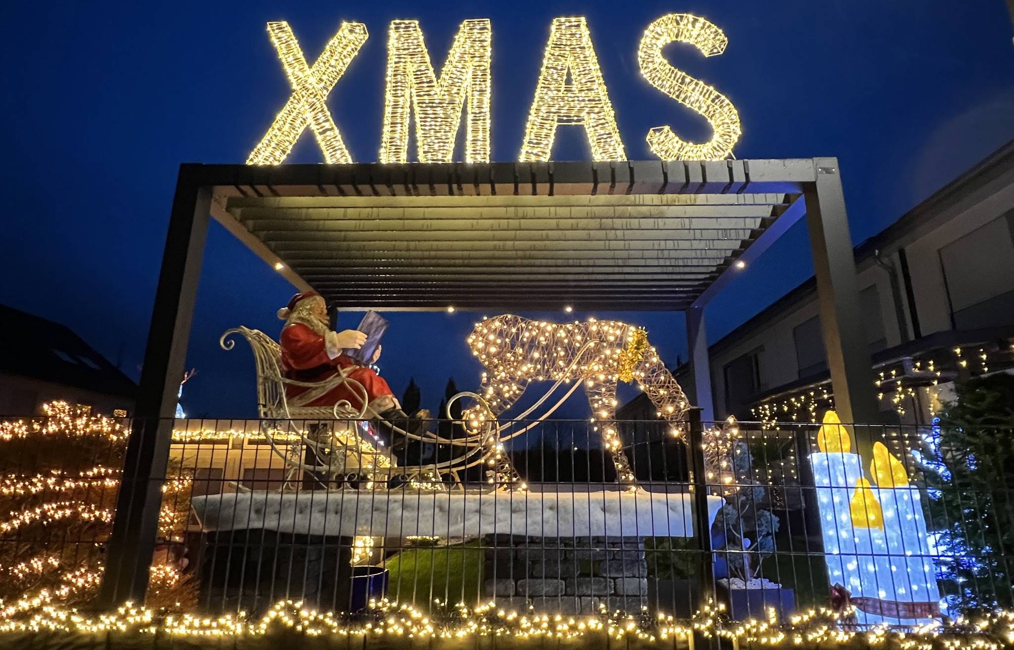  Ein paar tolle Impressionen vom weihnachtlich beleuchteten „Lebkuchenhaus“ in Kapellen.    