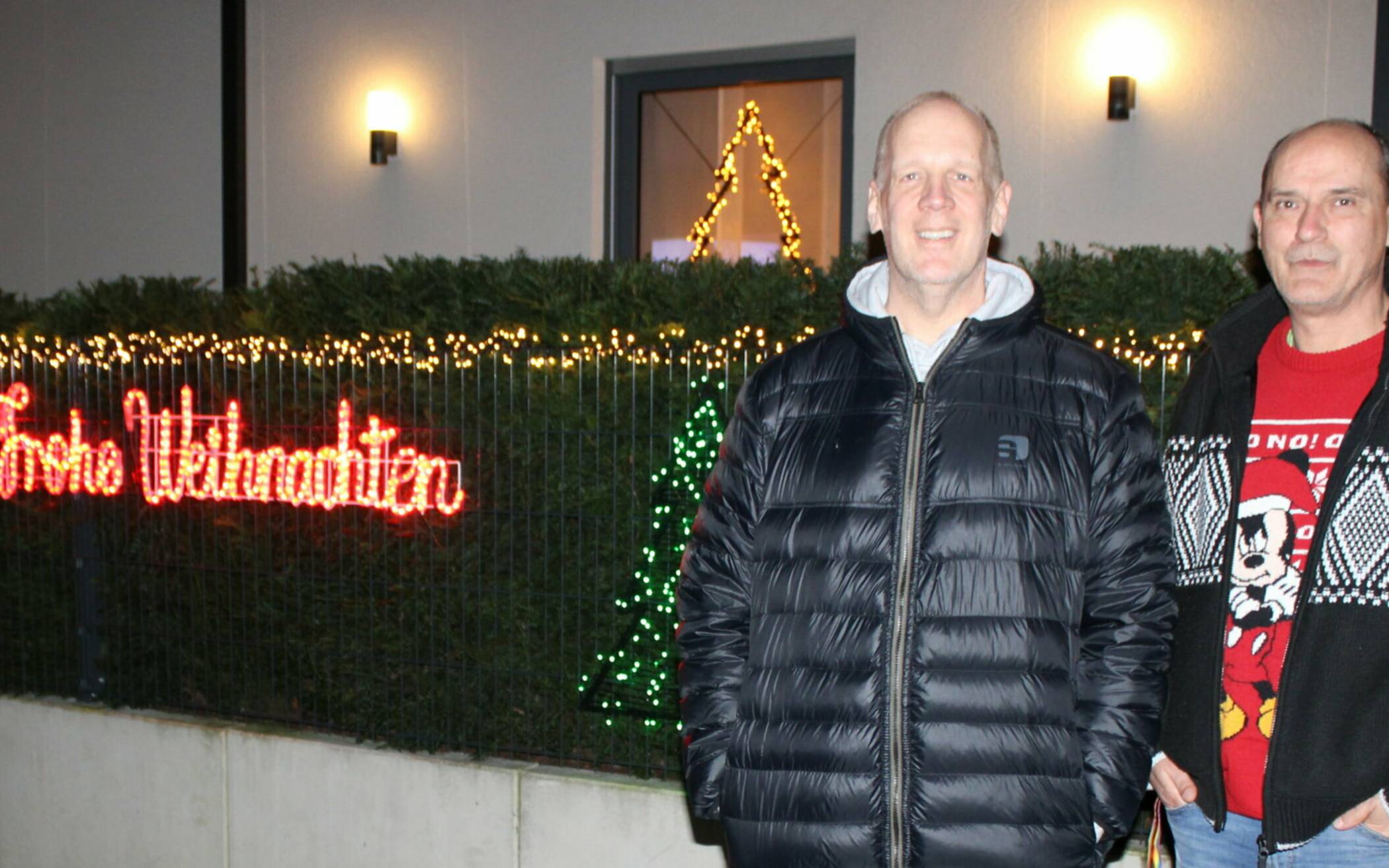  Sven Sengbeil (links) und sein Partner haben das wohl weihnachtlichste Haus in Kapellen.  