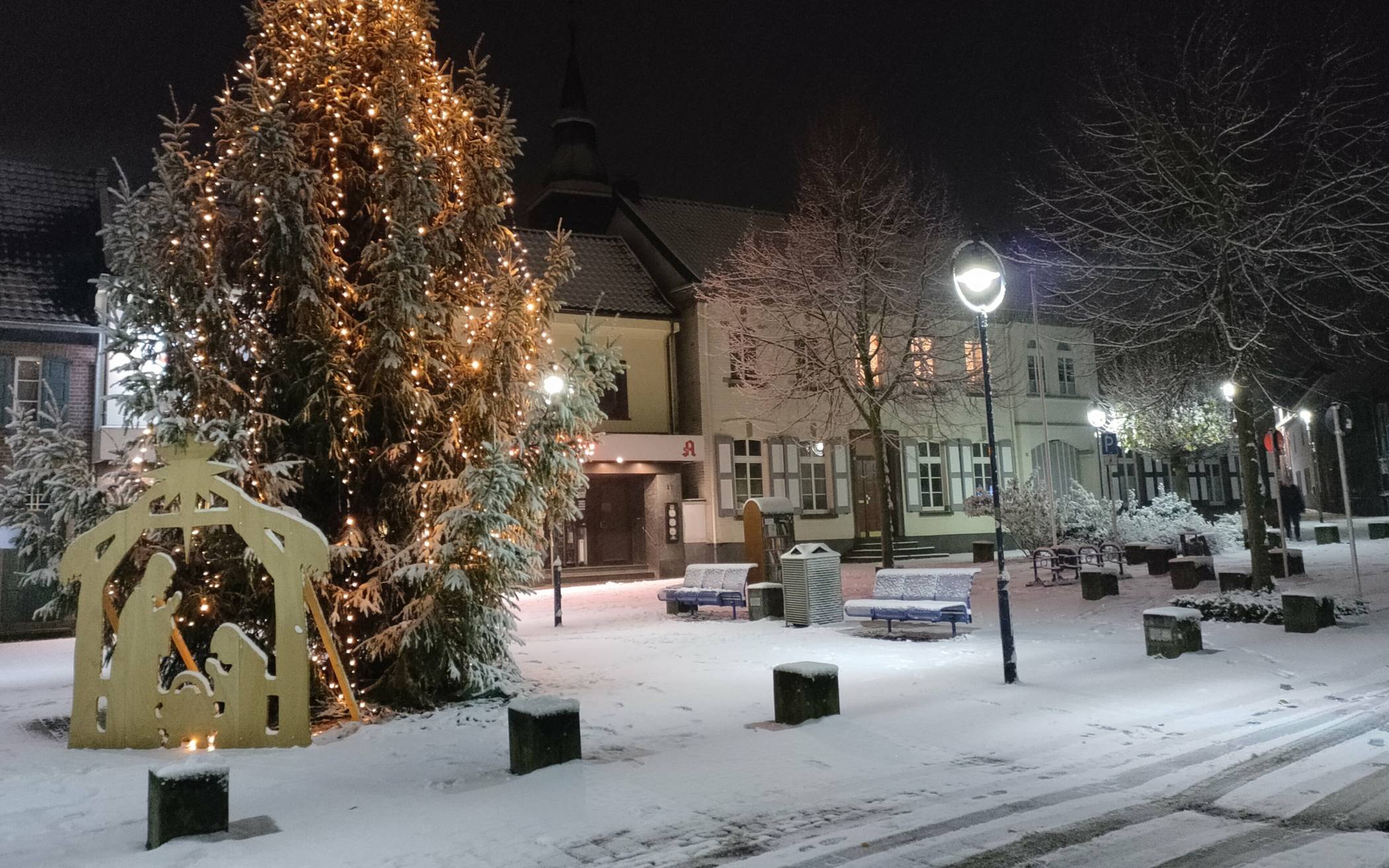 Die Krippe auf dem Marktplatz Jüchen im Schnee – ein i-Tüpfelchen im Advent.  