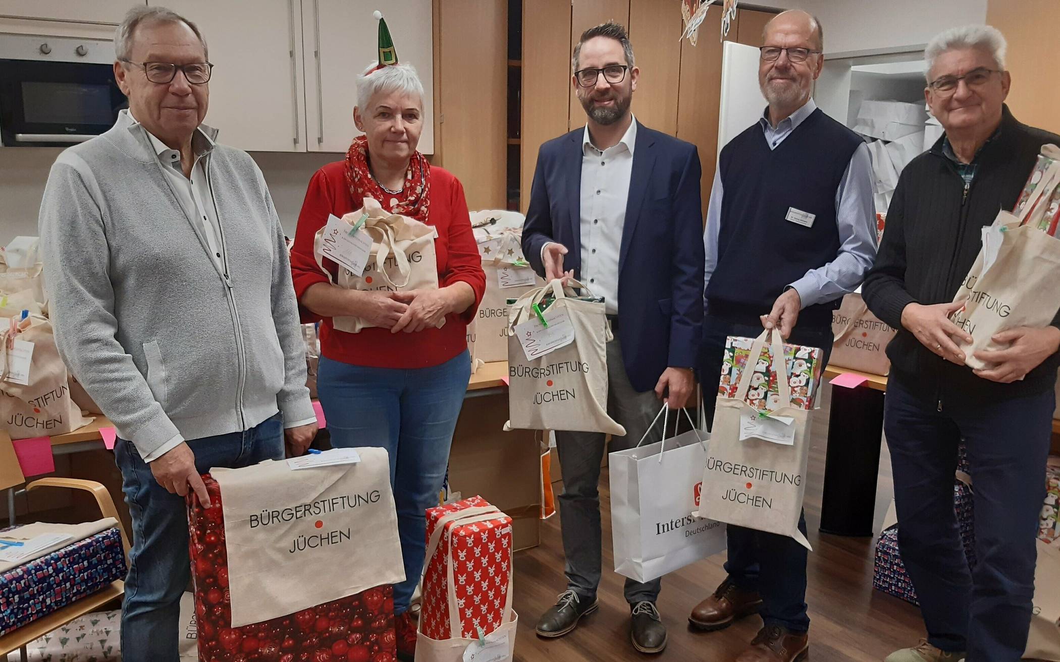 Joachim Drossert, Bärbel Meisen, Dirk Klasen, Dr. Georg Aßmann und Jürgen Liedmann verteilten pünktlich zum Weihnachtsfest 250 Päckchen.  