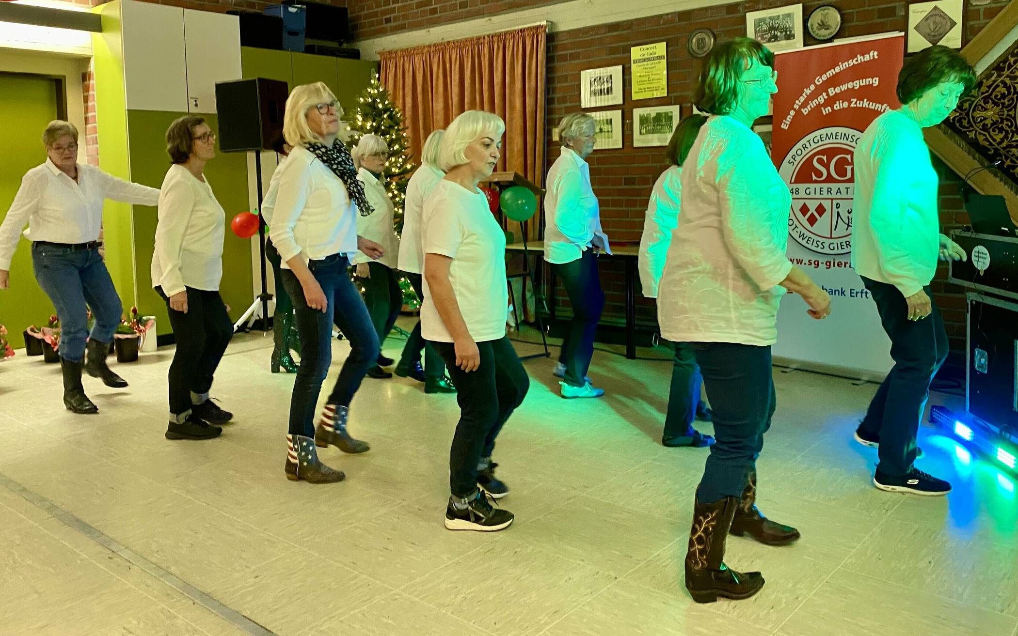  Die Line-Dance-Gruppe eröffnete den geselligen Teil des Abends. 