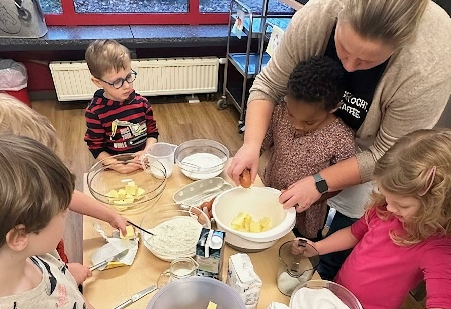  Im Montessori-Kinderhaus wird auch beim Backen auf fair gehandelte Produkte geachtet.  