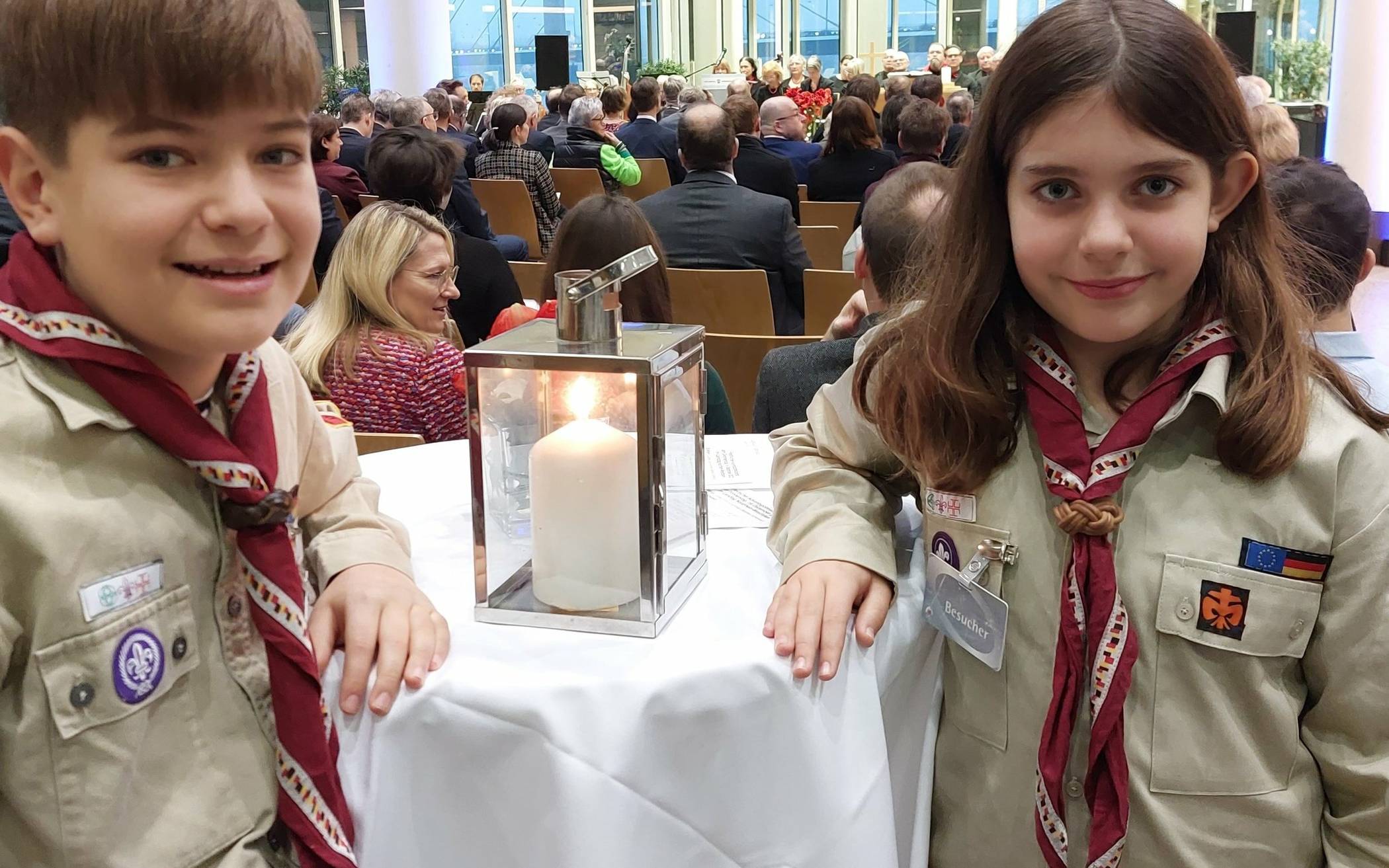  Jan und Lia Schneider mit dem Friedenslicht. 