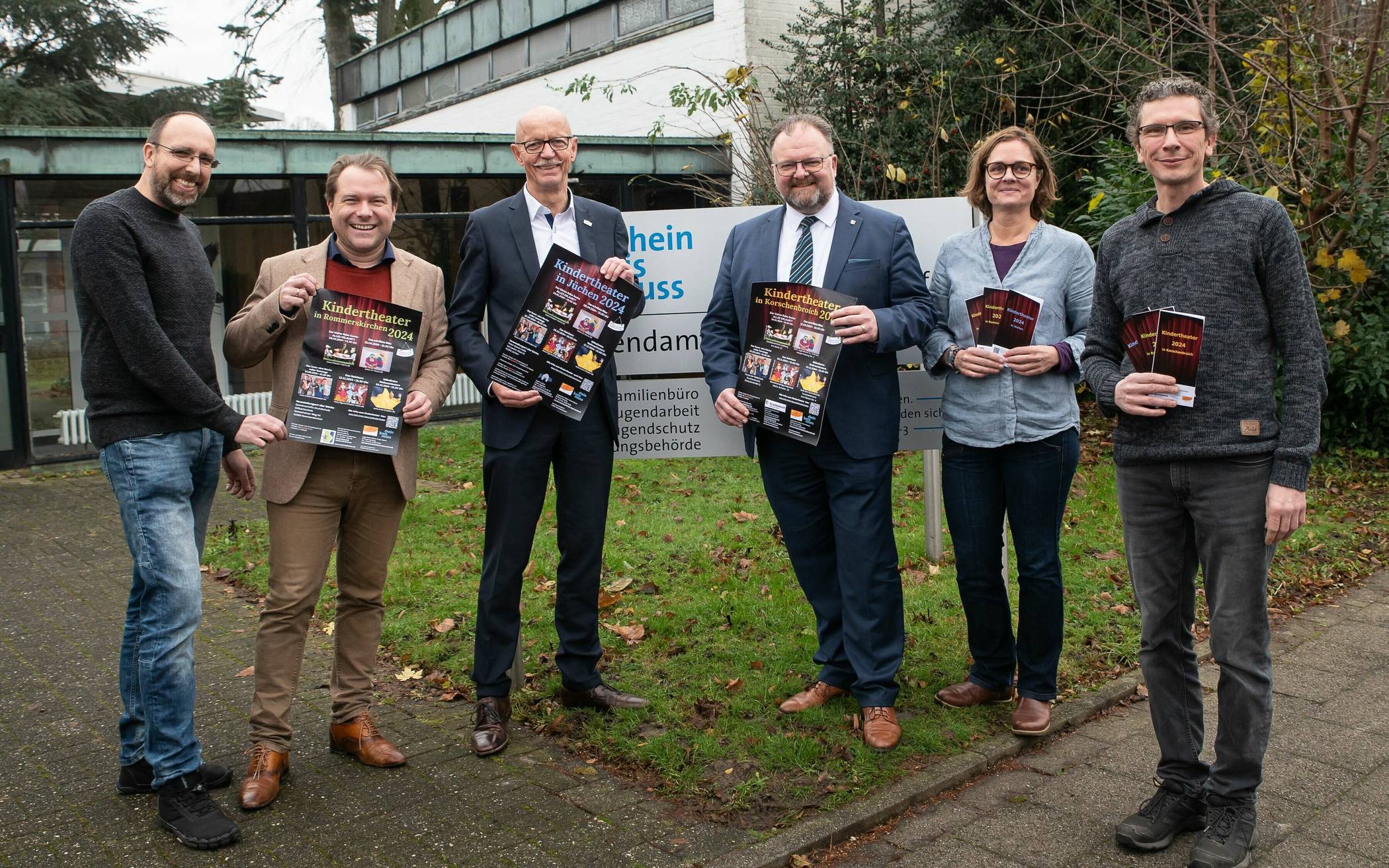 Von links: Andreas Bendt, Rommerskirchens Bürgermeister Martin Mertens, Jüchens Bürgermeister Harald Zillikens, Korschenbroichs Bürgermeister Marc Venten, Kreisjugendamtsleiterin Marion Klein und Michael Hackling präsentierten das neue Kindertheaterprogramm.    