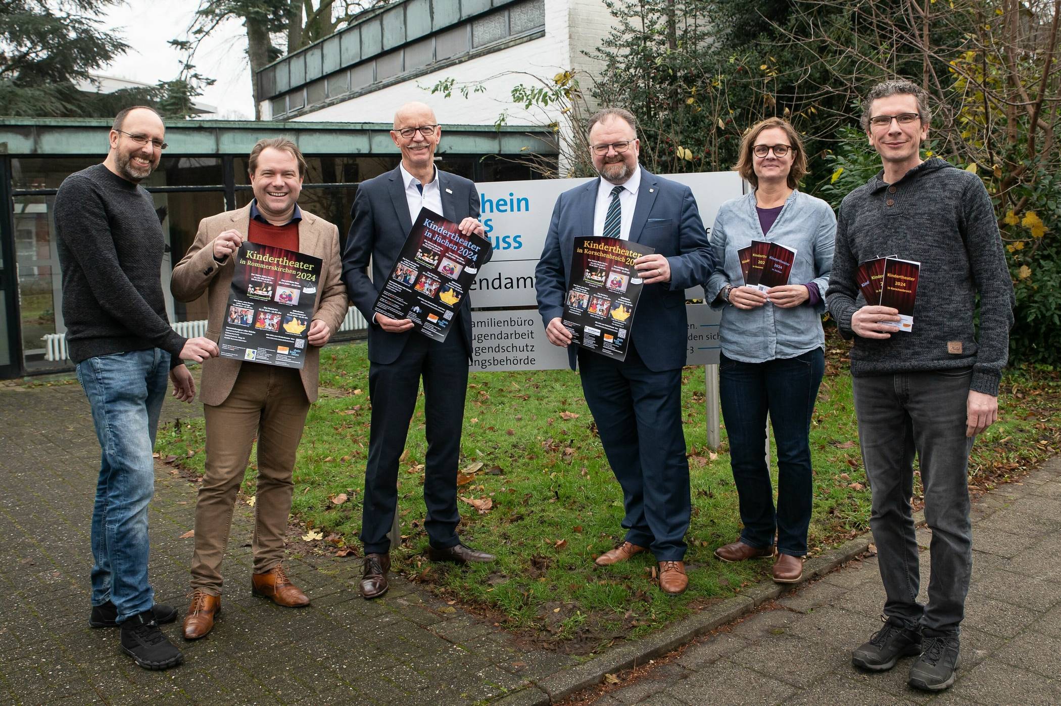 Von links: Andreas Bendt, Rommerskirchens Bürgermeister Martin Mertens, Jüchens Bürgermeister Harald Zillikens, Korschenbroichs Bürgermeister Marc Venten, Kreisjugendamtsleiterin Marion Klein und Michael Hackling präsentierten das neue Kindertheaterprogramm.    