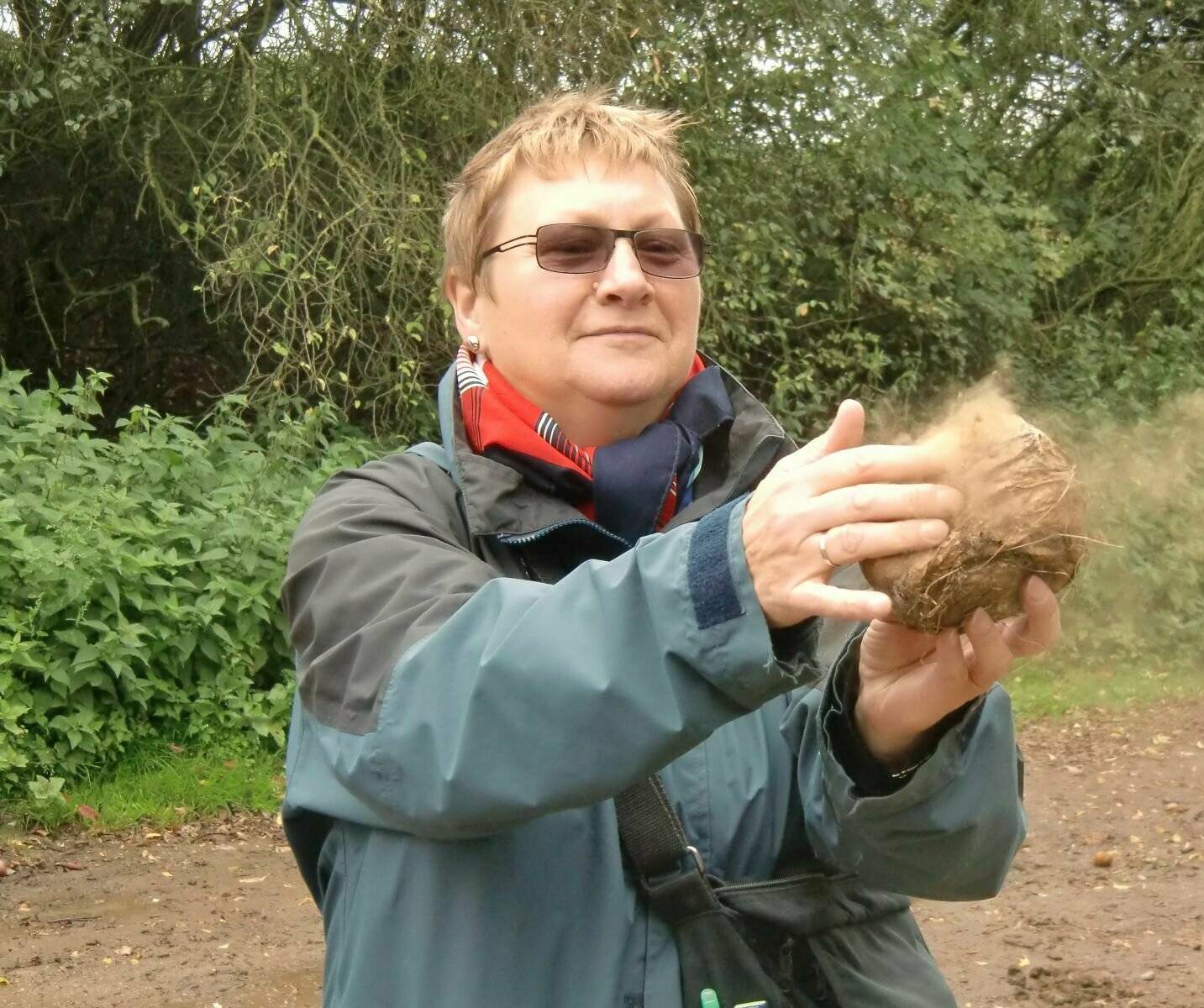 Dr. Regina Thebud-Lassak mit einem „Autoschwamm“-Pilz.