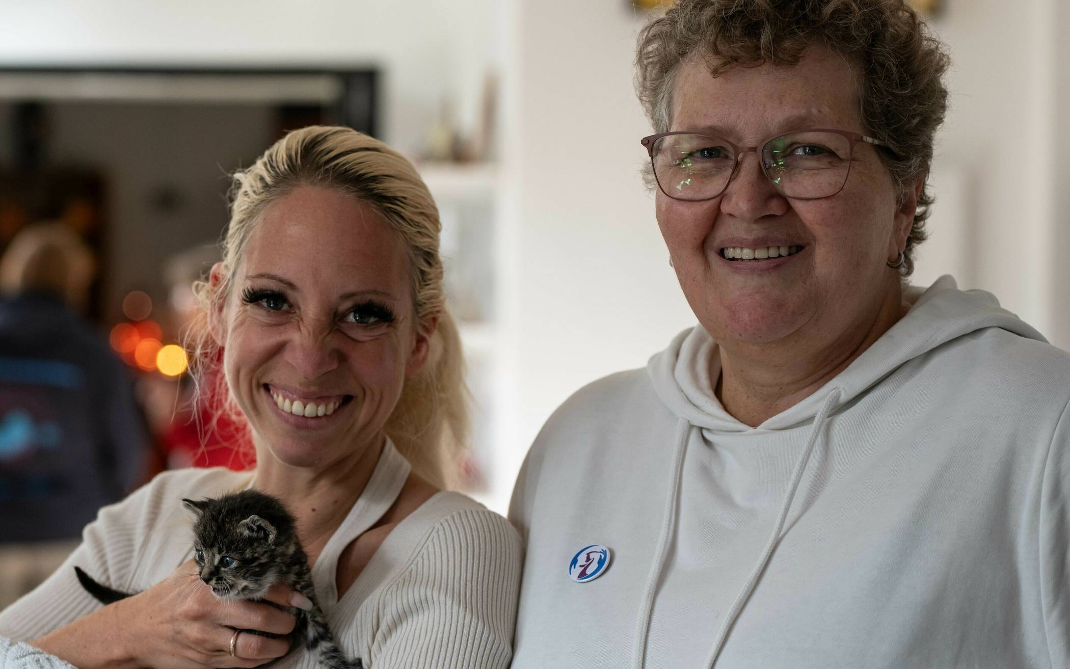 Gabi Muhs (l.) und Marianne Seligmann von der Streunerhilfe mit Kater Casper.  