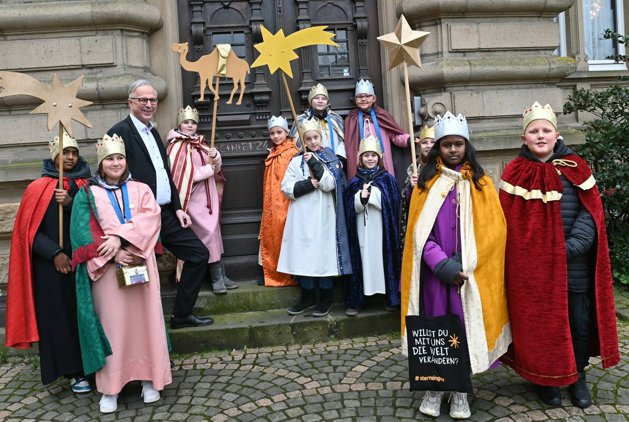  Kreisdirektor Dirk Brügge empfing Sternsinger aus der katholischen Innenstadt-Gemeinde ""St. Peter und Paul" im Ständehaus und begrüßte sie herzlich. 