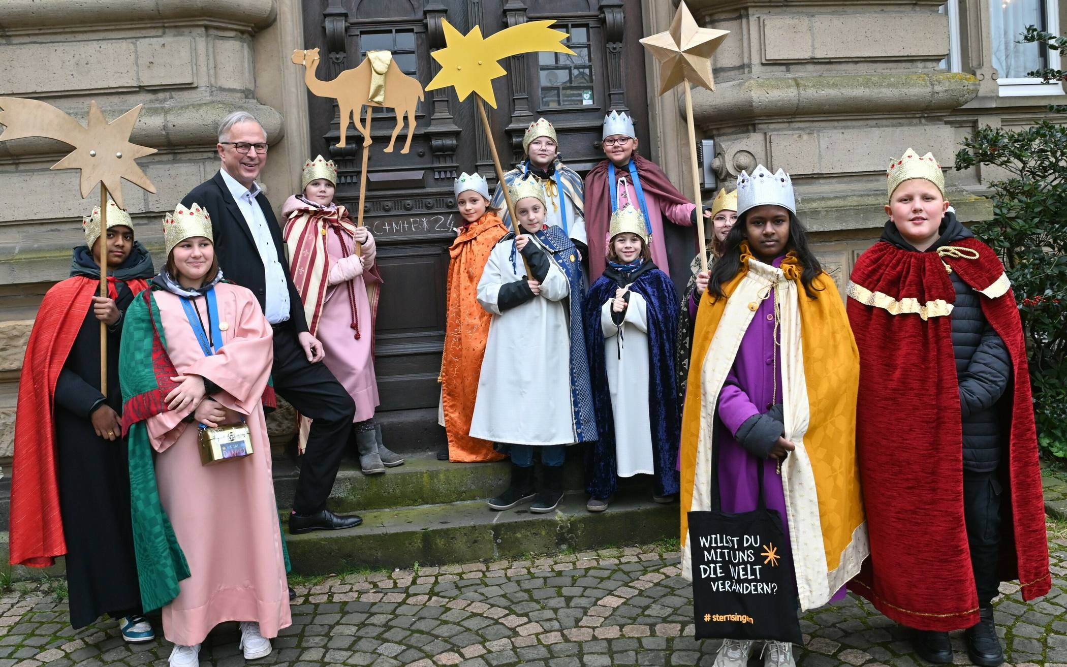  Kreisdirektor Dirk Brügge empfing Sternsinger aus der katholischen Innenstadt-Gemeinde ""St. Peter und Paul" im Ständehaus und begrüßte sie herzlich. 