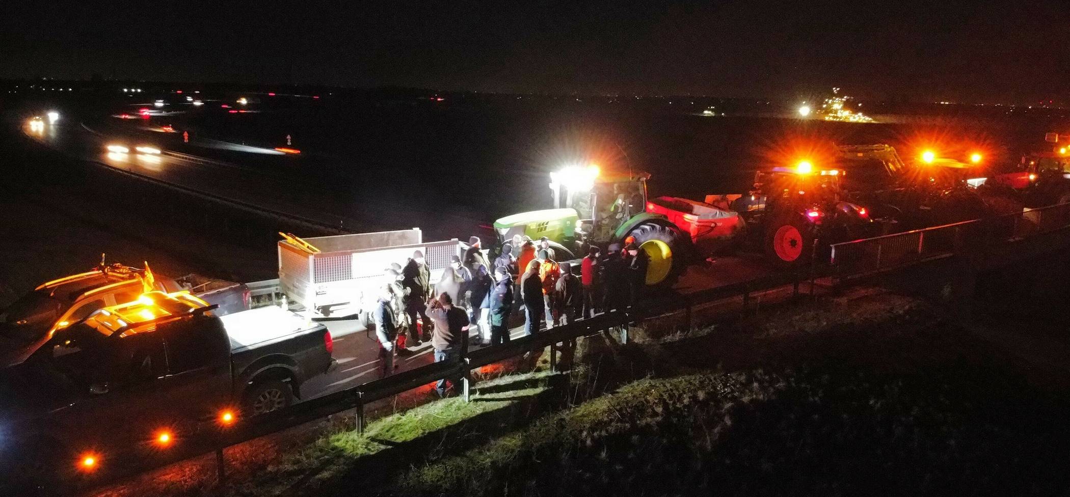 Die gestrige Mahnwache auf der Brücke über die A 44 n.