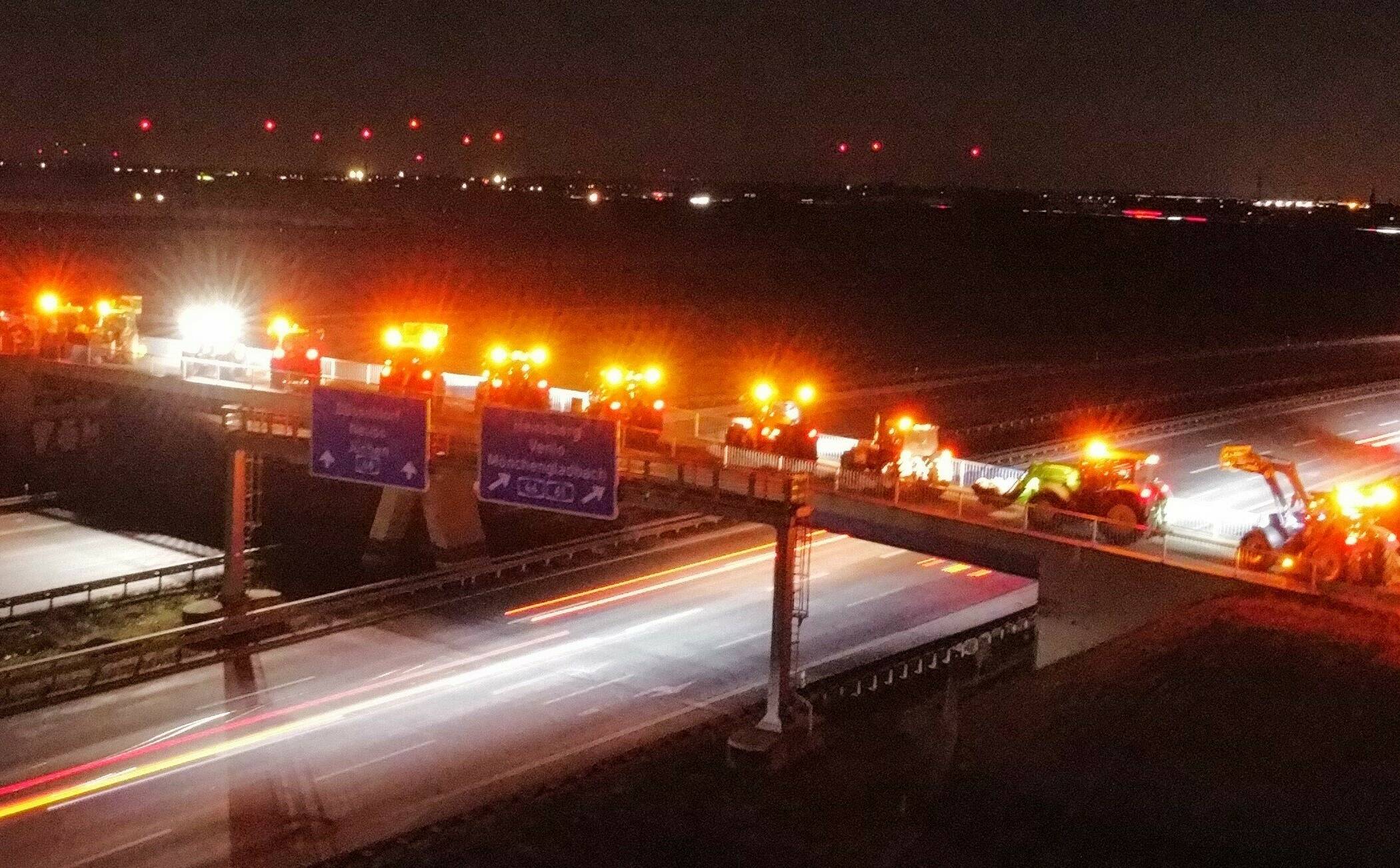 Die gestrige Mahnwache auf der Brücke über die A 44 n.