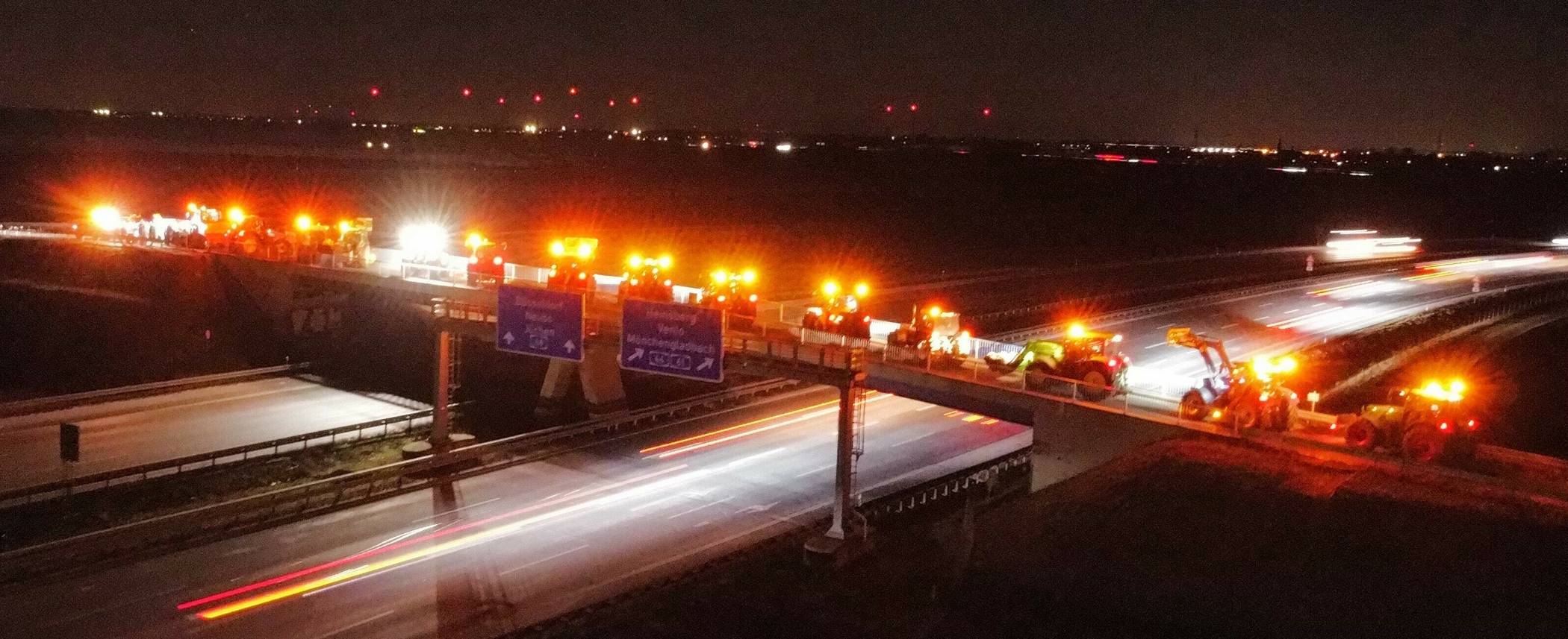 Die gestrige Mahnwache auf der Brücke über die A 44 n.