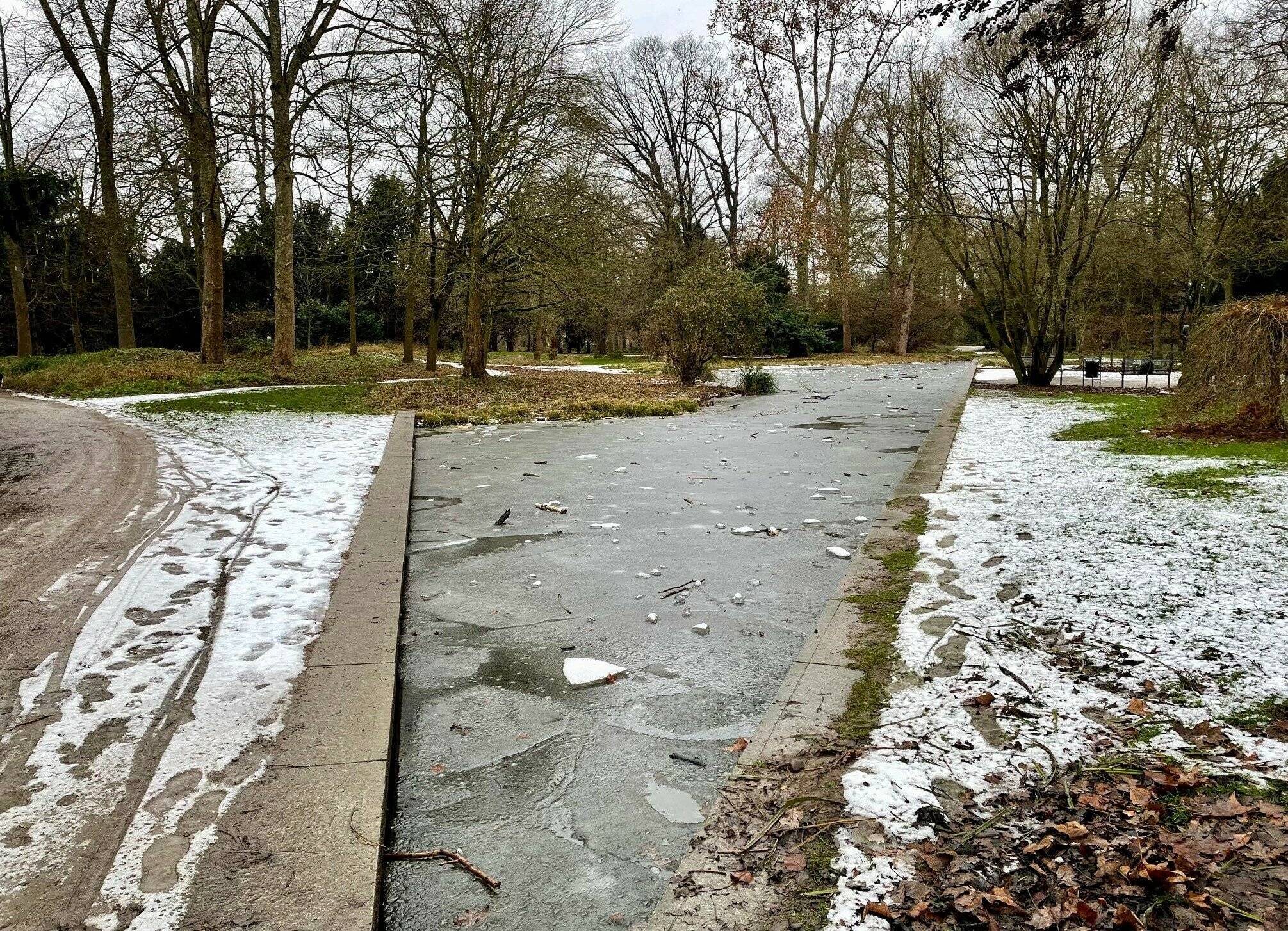  Eine Eisfläche im Stadtpark.    
