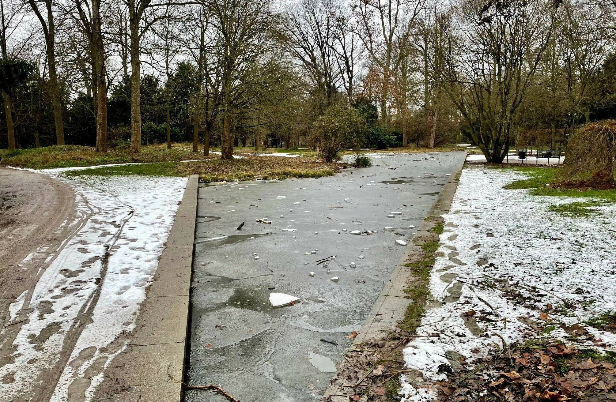 Eine Eisfläche im Stadtpark.