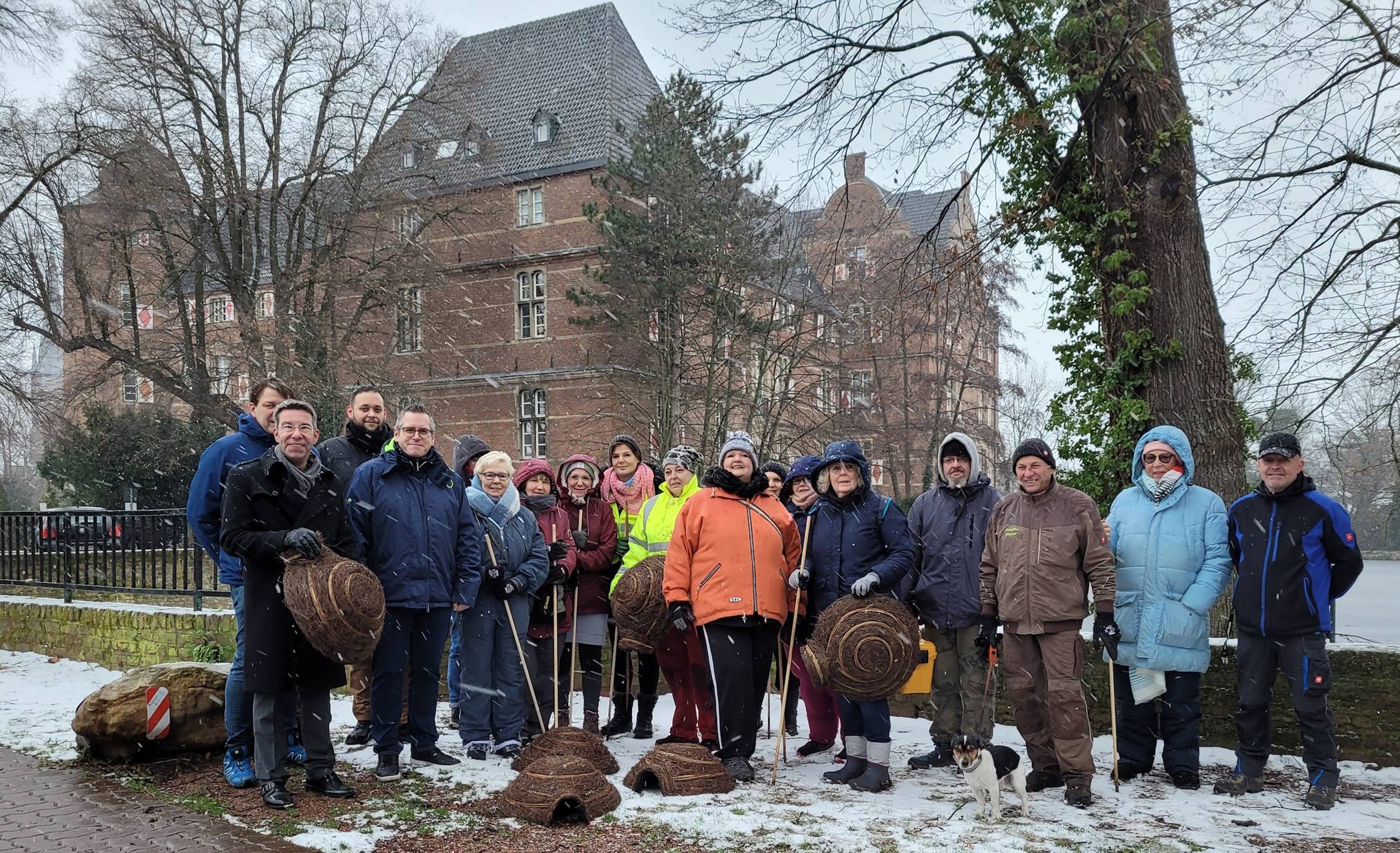 Die Helfer der "Erft-Igel" erhalten für ihre Arbeit im Schlosspark 16 Igelhotels von Bürgermeister Sascha Solbach und der Stadt Bedburg.