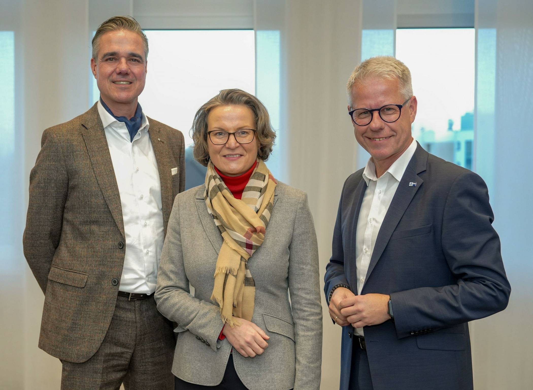  IHK-Präsident Elmar te Neues (links) und IHK-Hauptgeschäftsführer Jürgen Steinmetz hatten die nordrhein-westfälische Ministerin für Heimat, Kommunales, Bau und Digitalisierung, Ina Scharrenbach, zu einem Austausch eingeladen. 