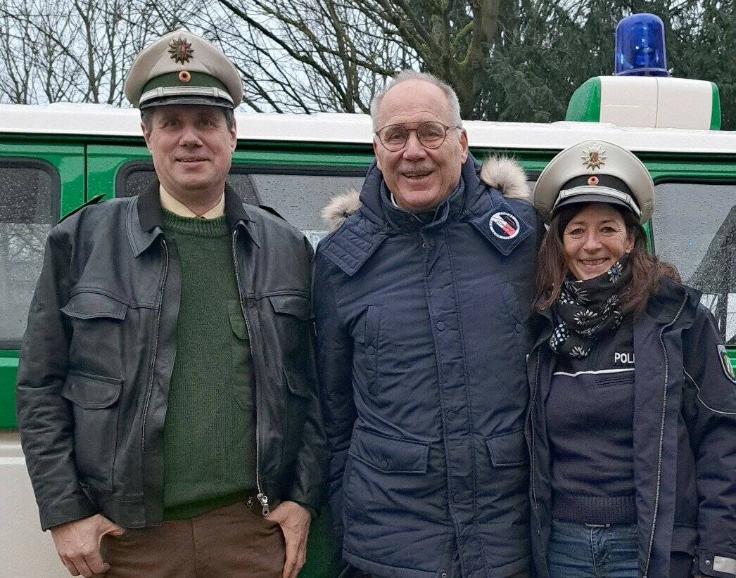  Thomas Desgronte (Mitte) – hier mit Marcus Mayer und seiner Nachfolgerin Barbara Edelhagen – wurde an seinem letzten Arbeitstag mit einem T3-Polizeibulli abgeholt. 