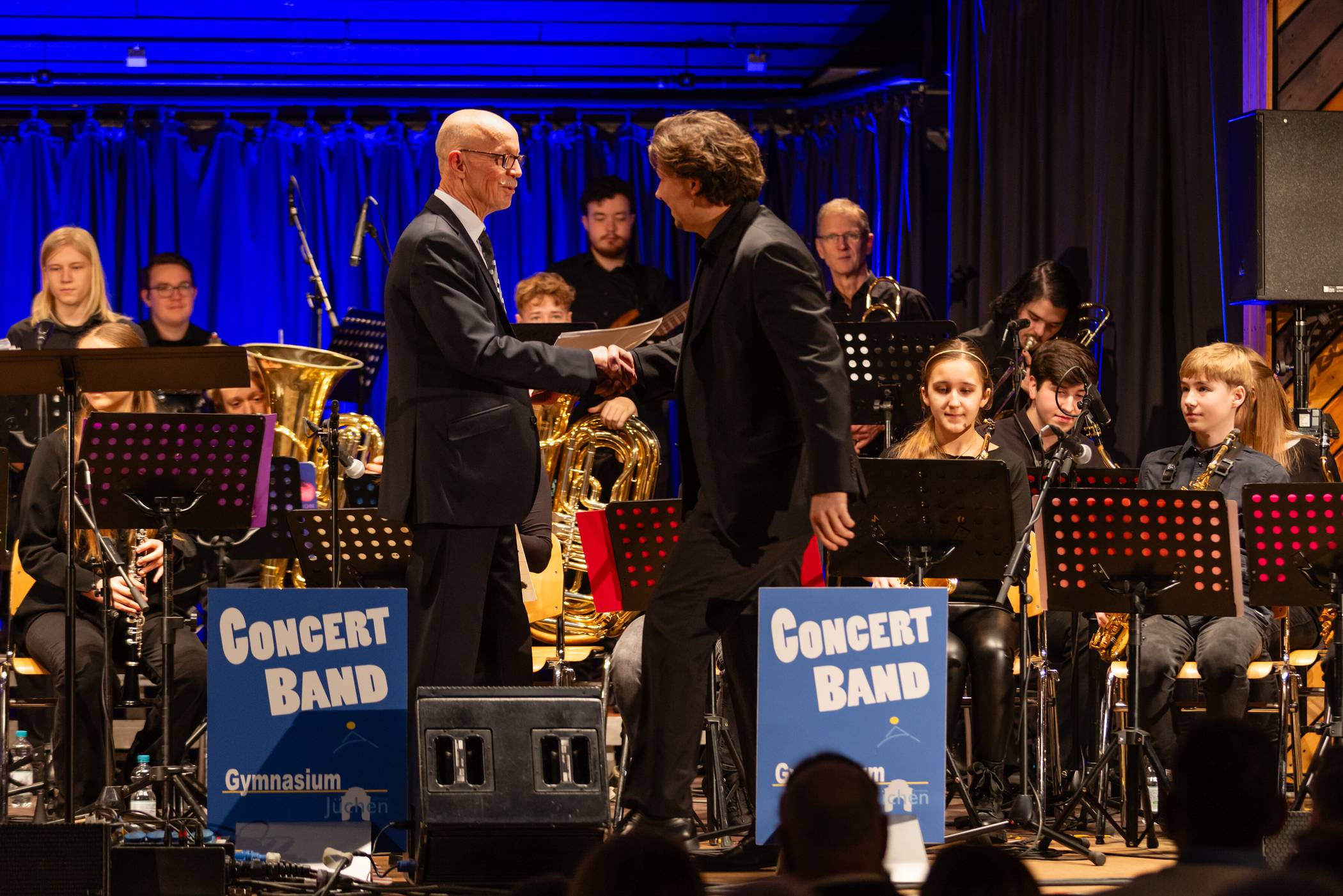 Bürgermeister Harald Zillikens (l.) begrüßte Simon Förtsch, den neuen Band Leader der „Concert Band“ des Gymnasiums Jüchen.