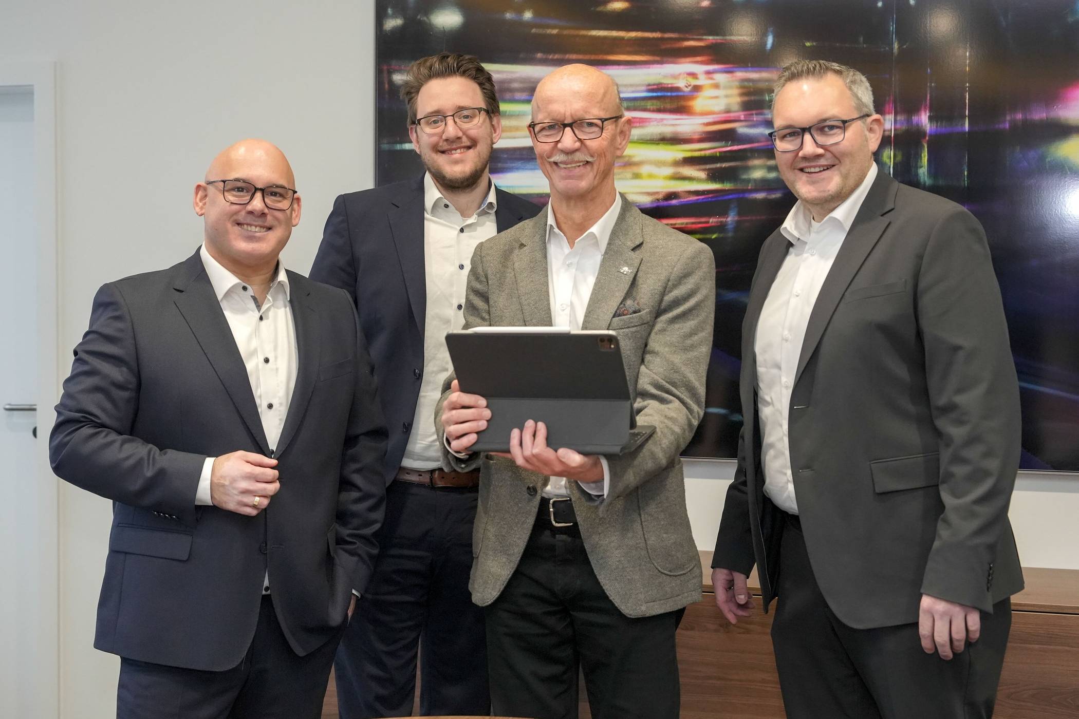  Von links: Marco Mertens, Geschäftsführer Stadtentfalter Jüchen, Maximilian Hampel, Stadtentfalter Jüchen GmbH; Harald Zillikens, Bürgermeister; Raphael Jungbauer, Geschäftsführer NEW Smart City und Stadtentfalter GmbH.  