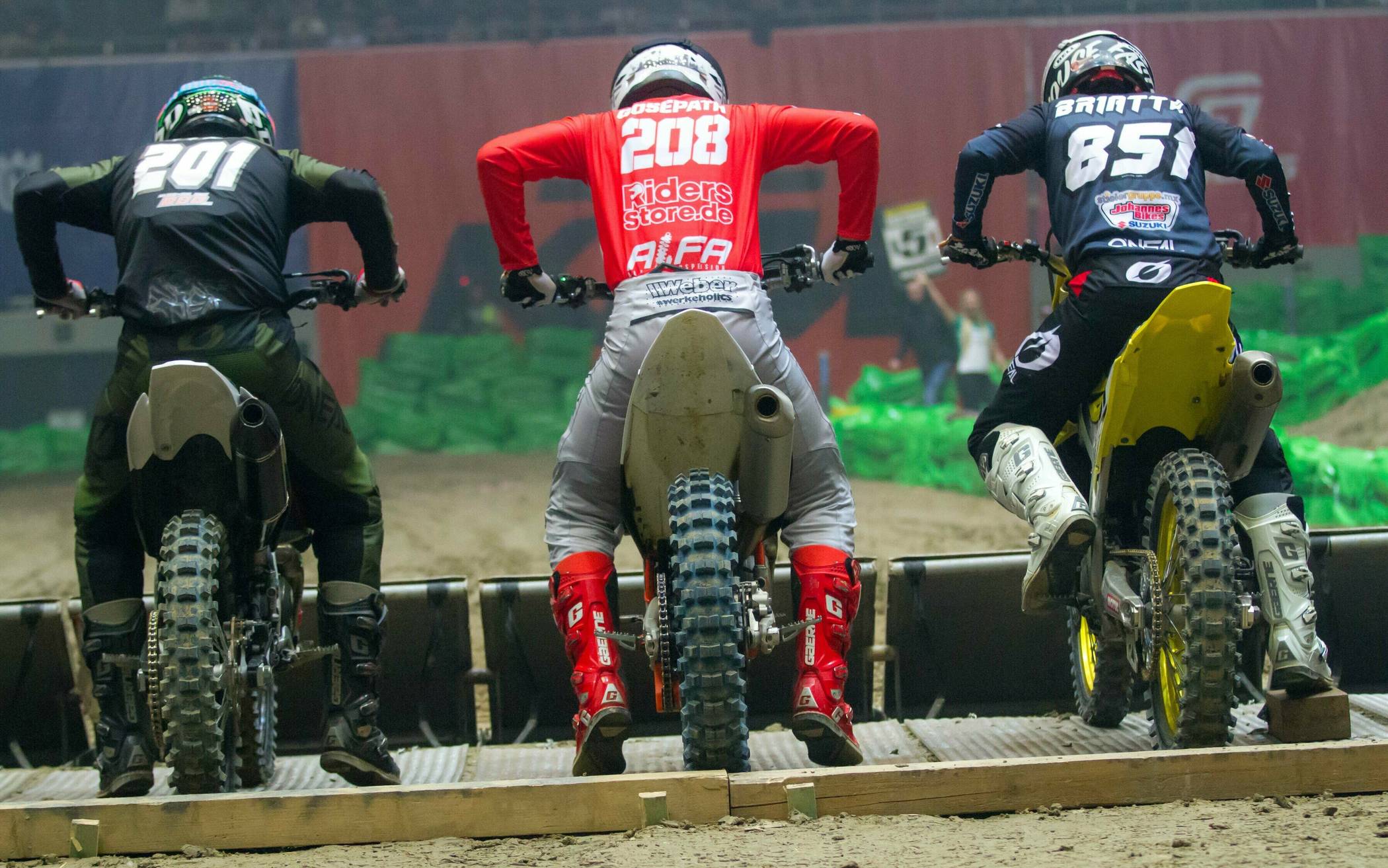 Der siebenjährige Robin Chalupa beim Start der e-Kids beim Supercross in der Dortmunder Westfalenhalle.