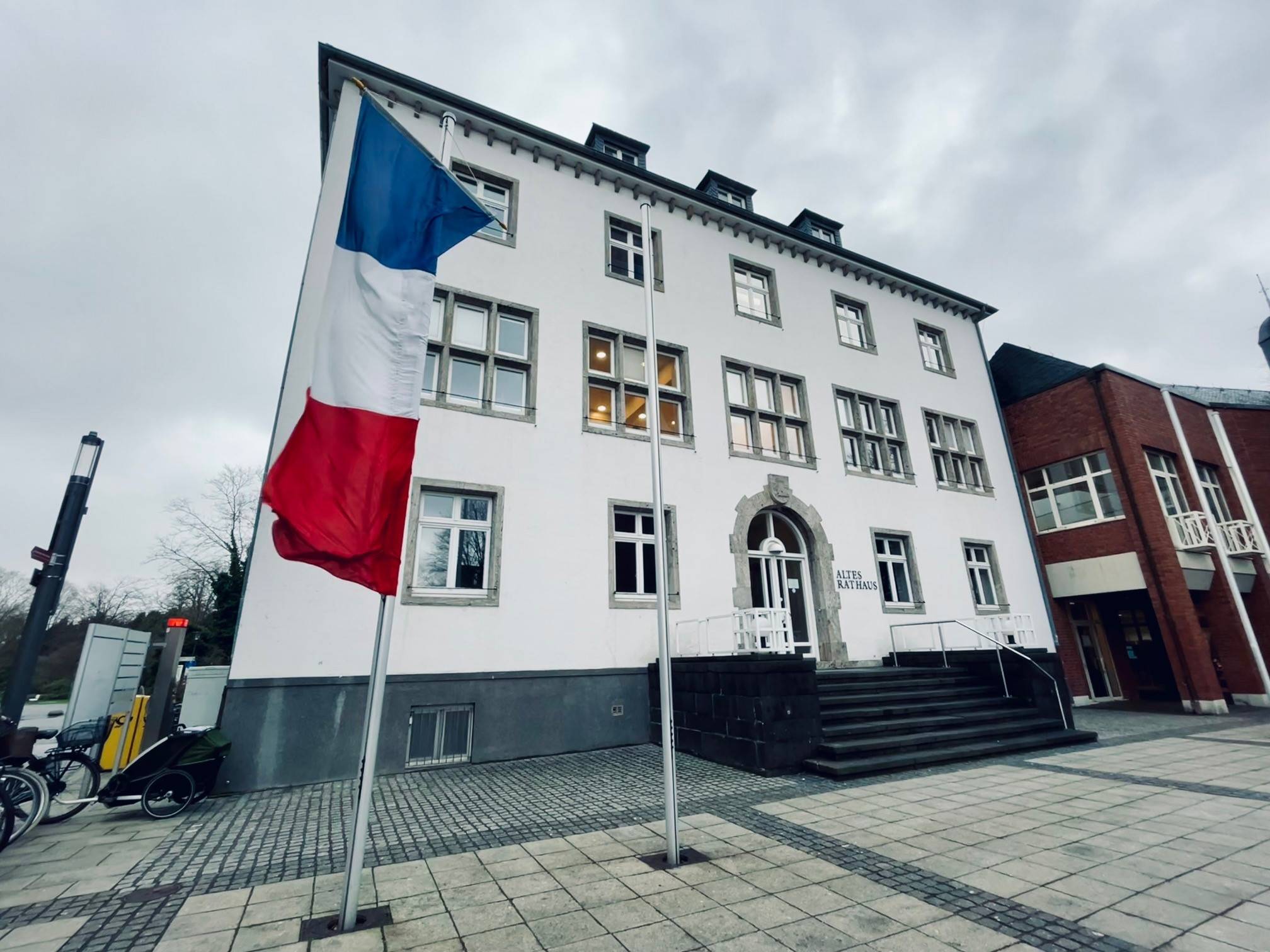  Die Trikolore vor dem „Alten Rathaus“. 