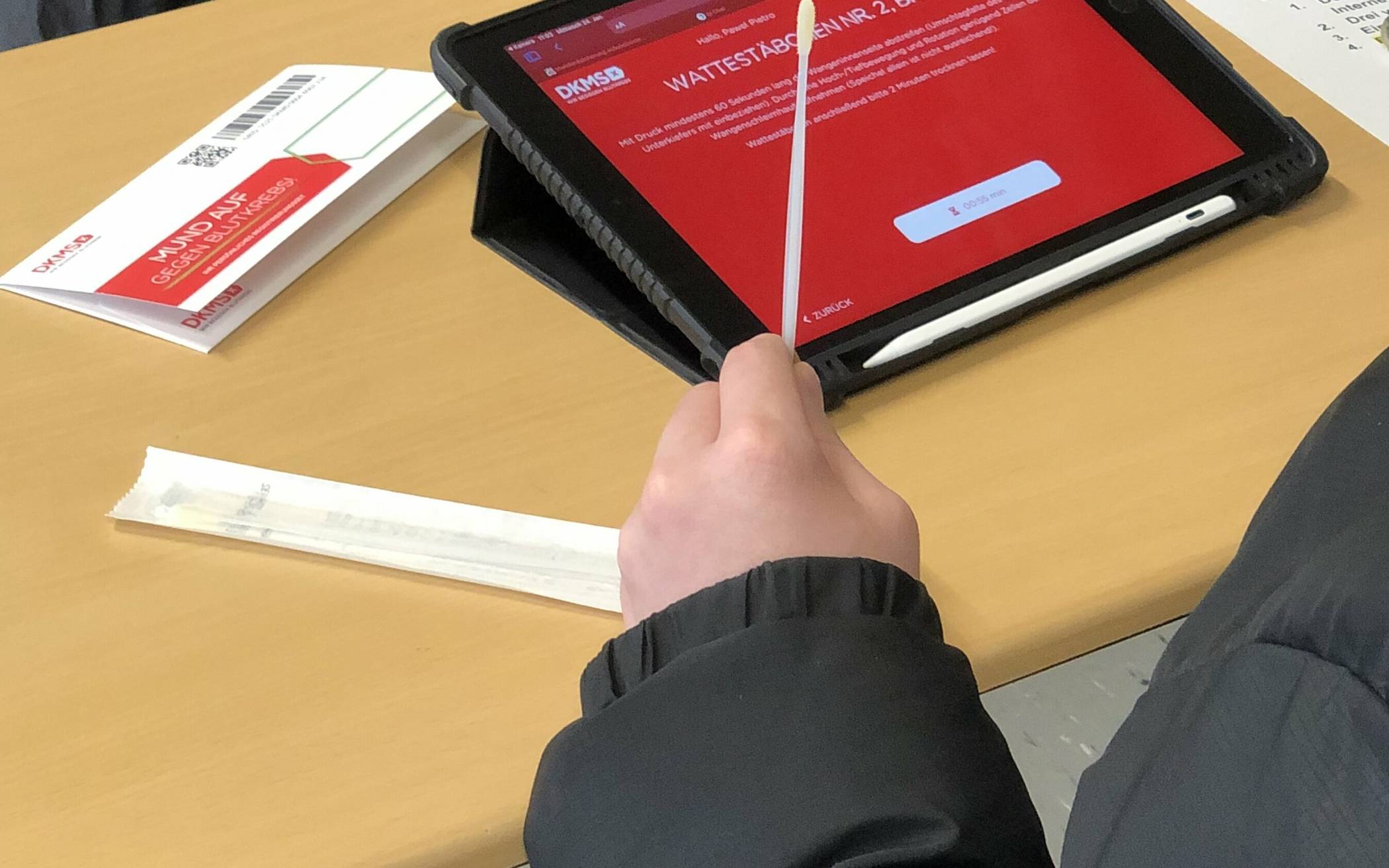 Drei Wattestäbchen und ein i-Pad reichen, um sich typisieren und registrieren zu lassen. Am Pascal hat die DKMS-Aktion Tradition.