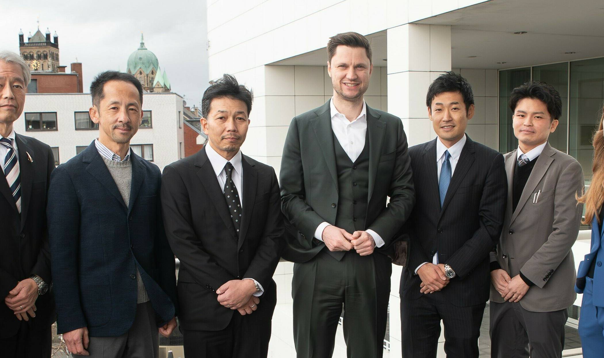 Beim Treffen in Neuss (von links): Akira Harada (Berater der Stadt Ota), die beiden Geschäftsführer Kuniyasu Eguchi und Ryuichi Takahara, Ohki Yasuhiro (Generaldirektor Industrie und Wirtschaft der Stadt Ota), Kreis-Wirtschaftsdezernent Martin Stiller, Yusuke Tonai (Abteilungsleiter Industrie und Wirtschaft der Stadt Ota), Kai Fujiwara (Bereichsleiter JETRO Düsseldorf/Ota City), Johanna Mehring und Robert Abts (beide Kreis-Wirtschaftsförderung).