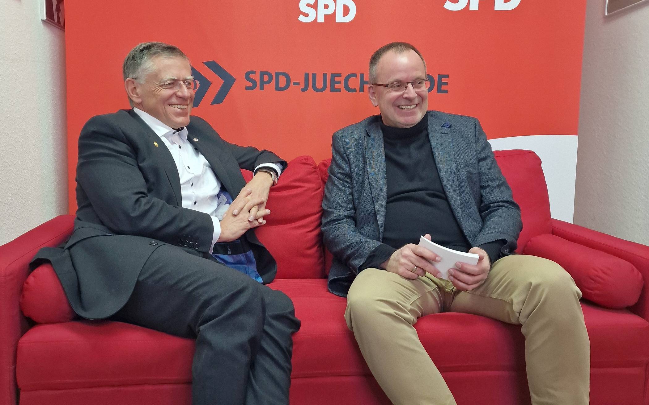 Landrat Hans-Jürgen Petrauschke (links) mit dem SPD-Ortsvereinsvorsitzenden Norbert John auf dem „Roten Sofa“.     