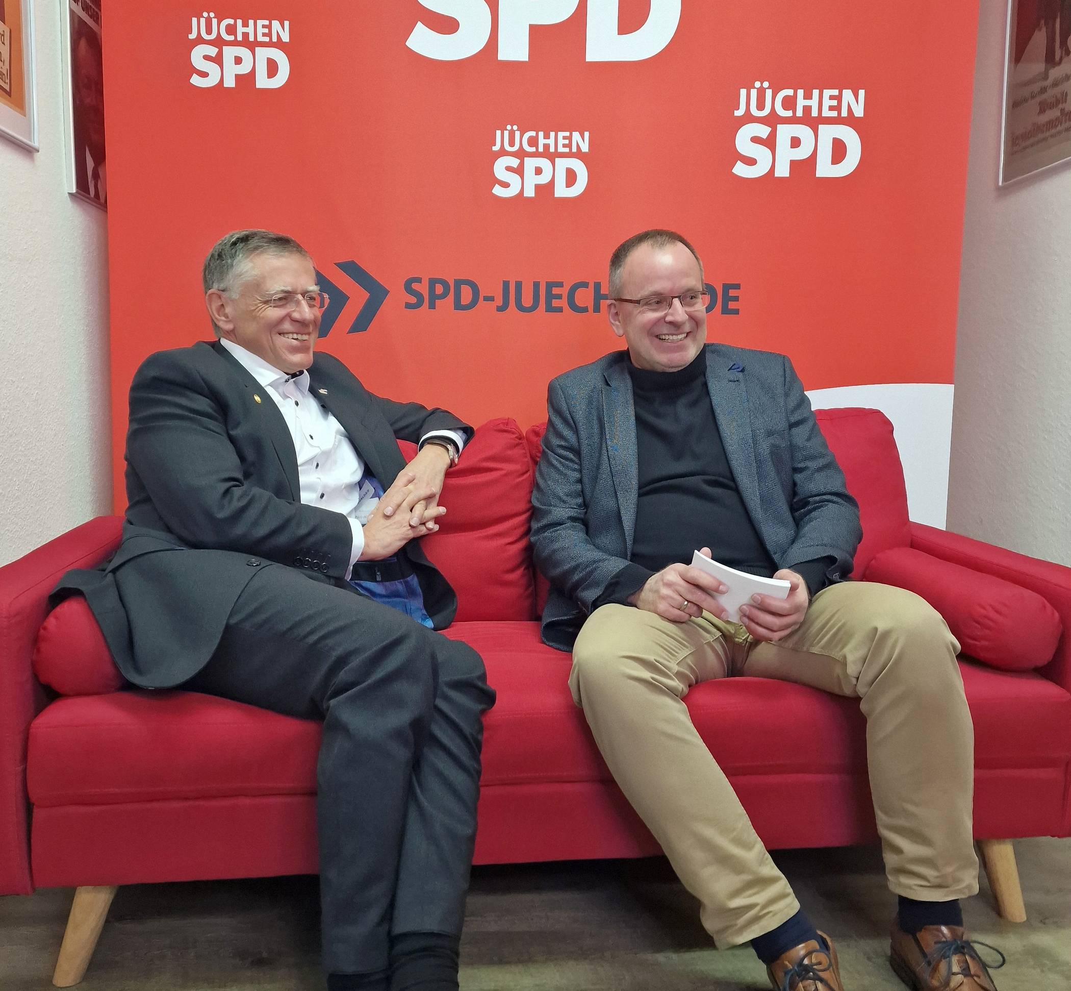 Landrat Hans-Jürgen Petrauschke (links) mit dem SPD-Ortsvereinsvorsitzenden Norbert John auf dem „Roten Sofa“.     