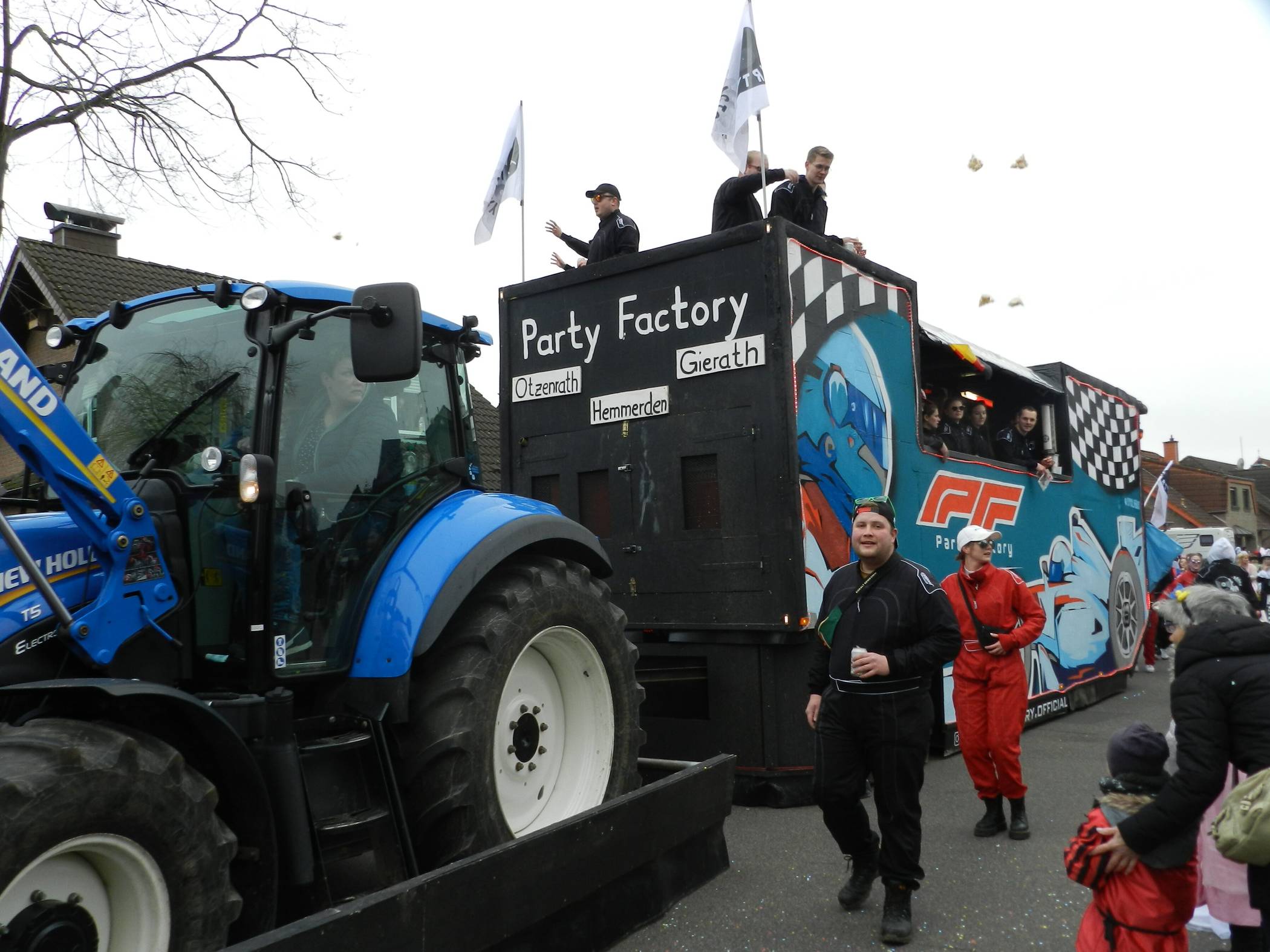  Rosenmontag zieht wieder der närrische Lindwurm durchs Doppeldorf. 