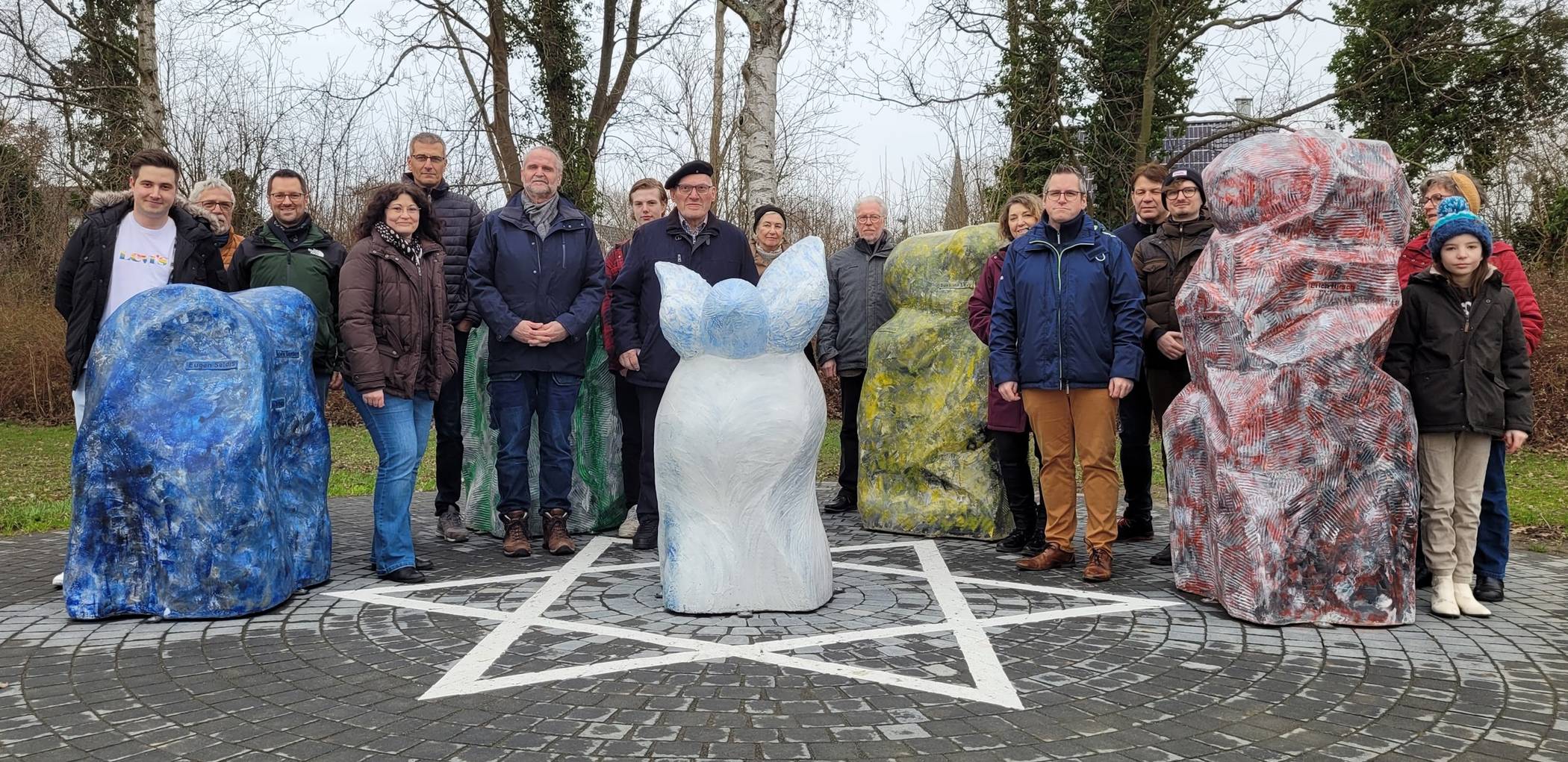  Das Holocaust-Denkmal steht in Kaster am Parkplatz vor der Tennishalle. 