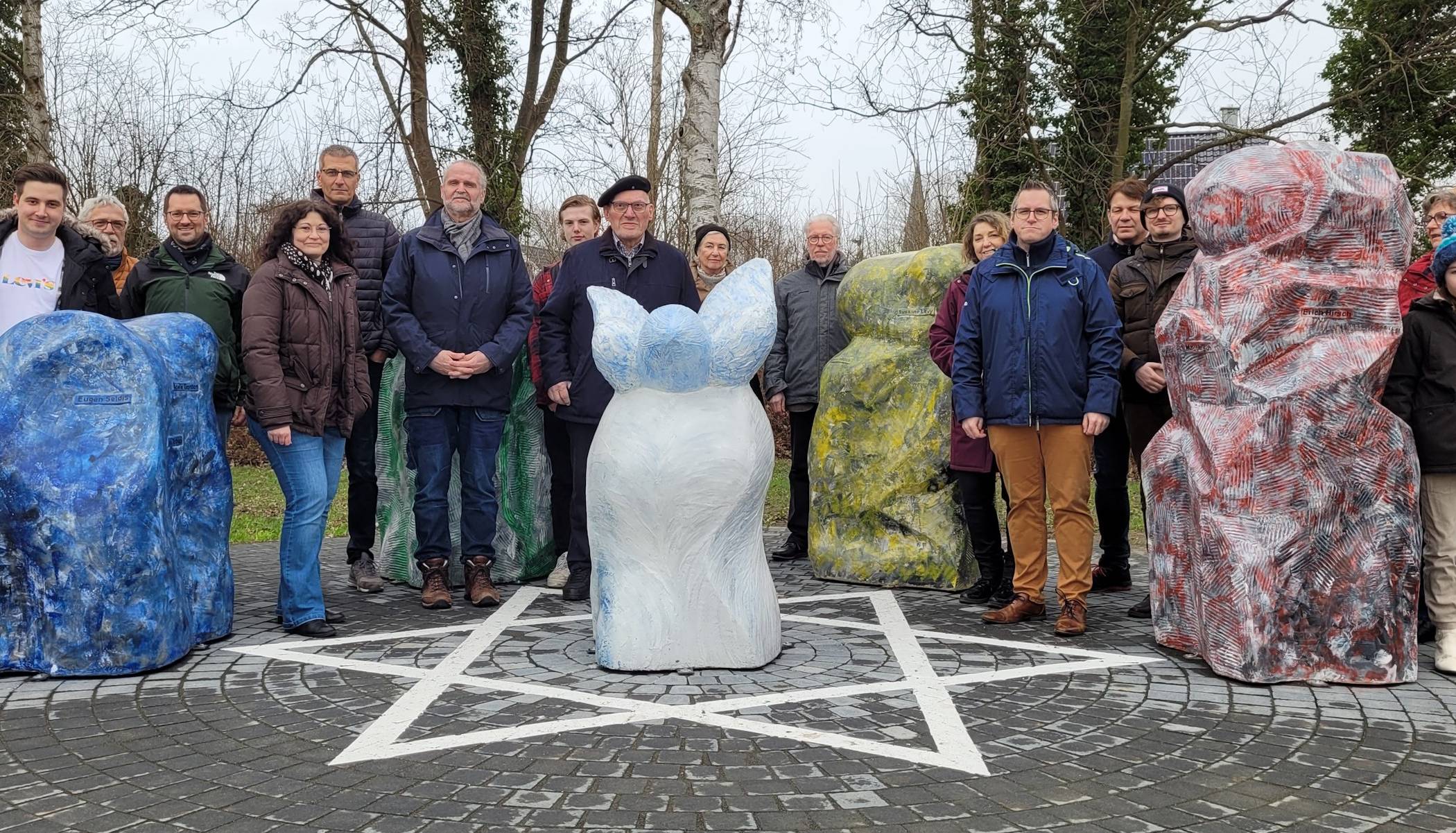  Das Holocaust-Denkmal steht in Kaster am Parkplatz vor der Tennishalle. 